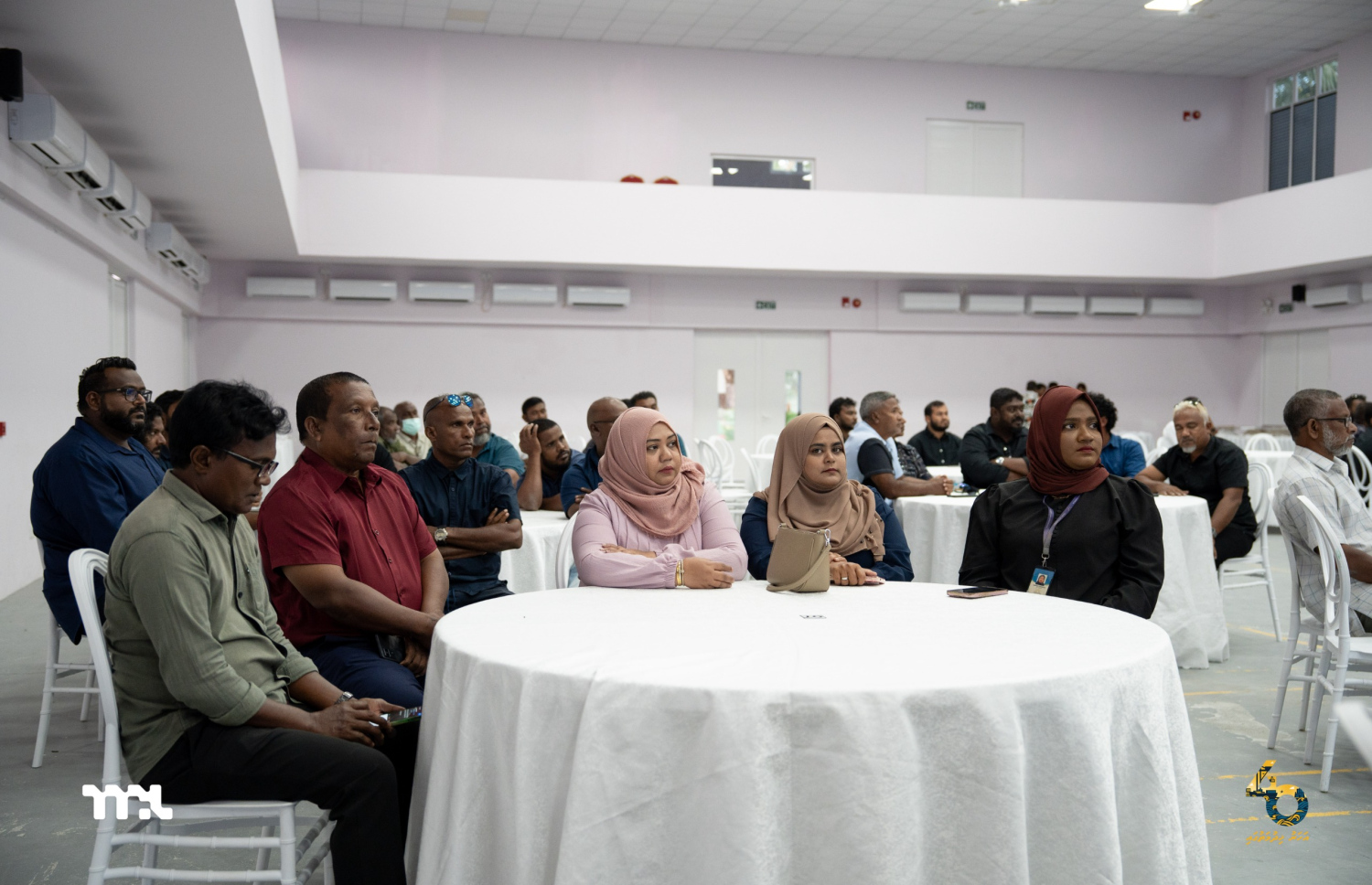 އެމްޕީއެލް އަދި އިކޮނޮމިކް މިނިސްޓްރީން ސޮއިކުރަން ރޭ ބޭއްވި ރަސްމިއްޔާތުގައި ބައިވެރިވި ބައެއް މީހުން.-- ފޮޓޯ: އެމްޕީއެލް