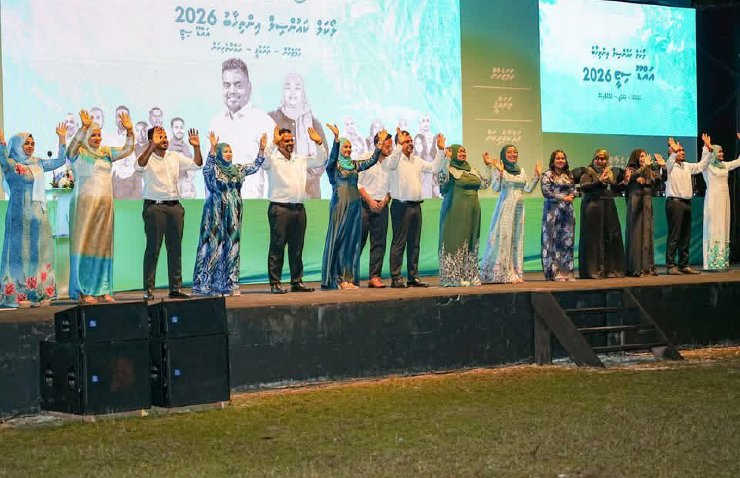ކައުންސިލް އިންތިހާބަށް ޕީއެންސީގެ ކެމްޕެއިން ފެށުމަށް ހިތަދޫގައި ރޭ ބޭއްވި ރަސްމިއްޔާތުގައި އެ ޕާޓީގެ ޓިކެޓުގައި އައްޑޫގެ ކައުންސިލާއި އަންހެނުންގެ ތަރައްގީއަށް މަސައްކަތްކުރާ ކޮމެޓީއަށް ކުރިމަތިލި ކެންޑިޑޭޓުން ބައިވެރިވަނީ.-- ފޮޓޯ: ޕީއެންސީ