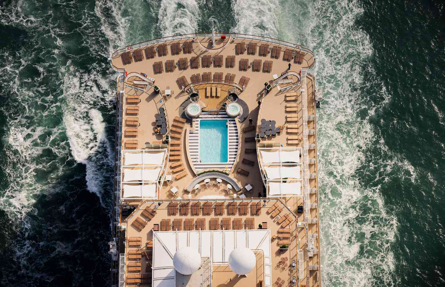 ކުއީން އޭންގެ ޕޫލް އޭރިއާ. އެއީ 13 ޑެކް ނުވަތަ ބުރީގެ ކްރޫޒްލައިނާއެއް