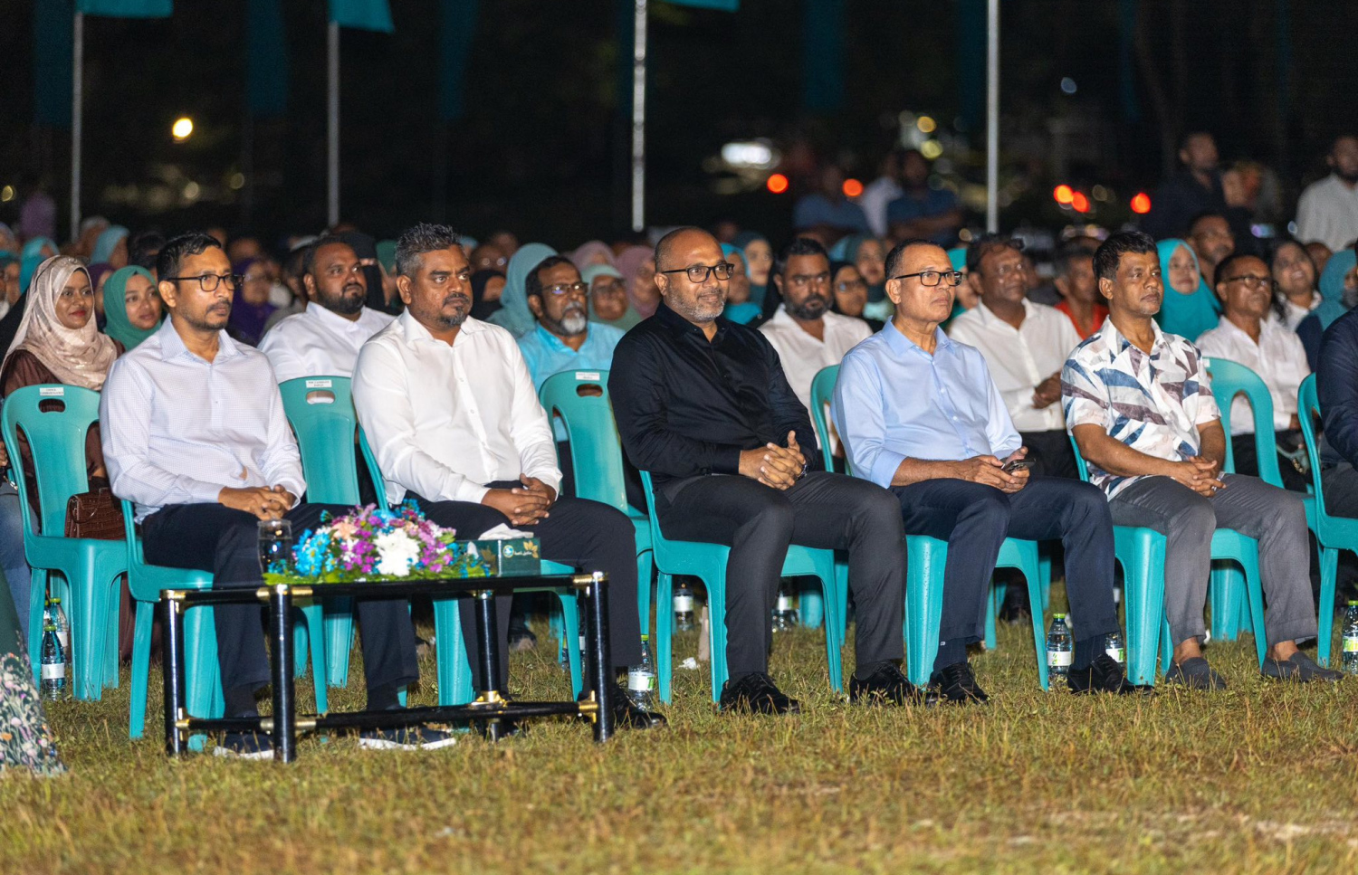 ޕީއެންސީގެ ޓިކެޓުގައި ލޯކަލް އިންތިހާބަށް އައްޑޫ ސިޓީ ކައުންސިލަށް ވާދަކުރާ ކެންޑިޑޭޓުންގެ ކެމްޕެއިން އިފުތިތާހު ކުރަން ރޭ ބޭއްވި ޖަލްސާގައި ބައިވެރިވެވަޑައިގެންނެވި ބައެއް ބޭފުޅުން.