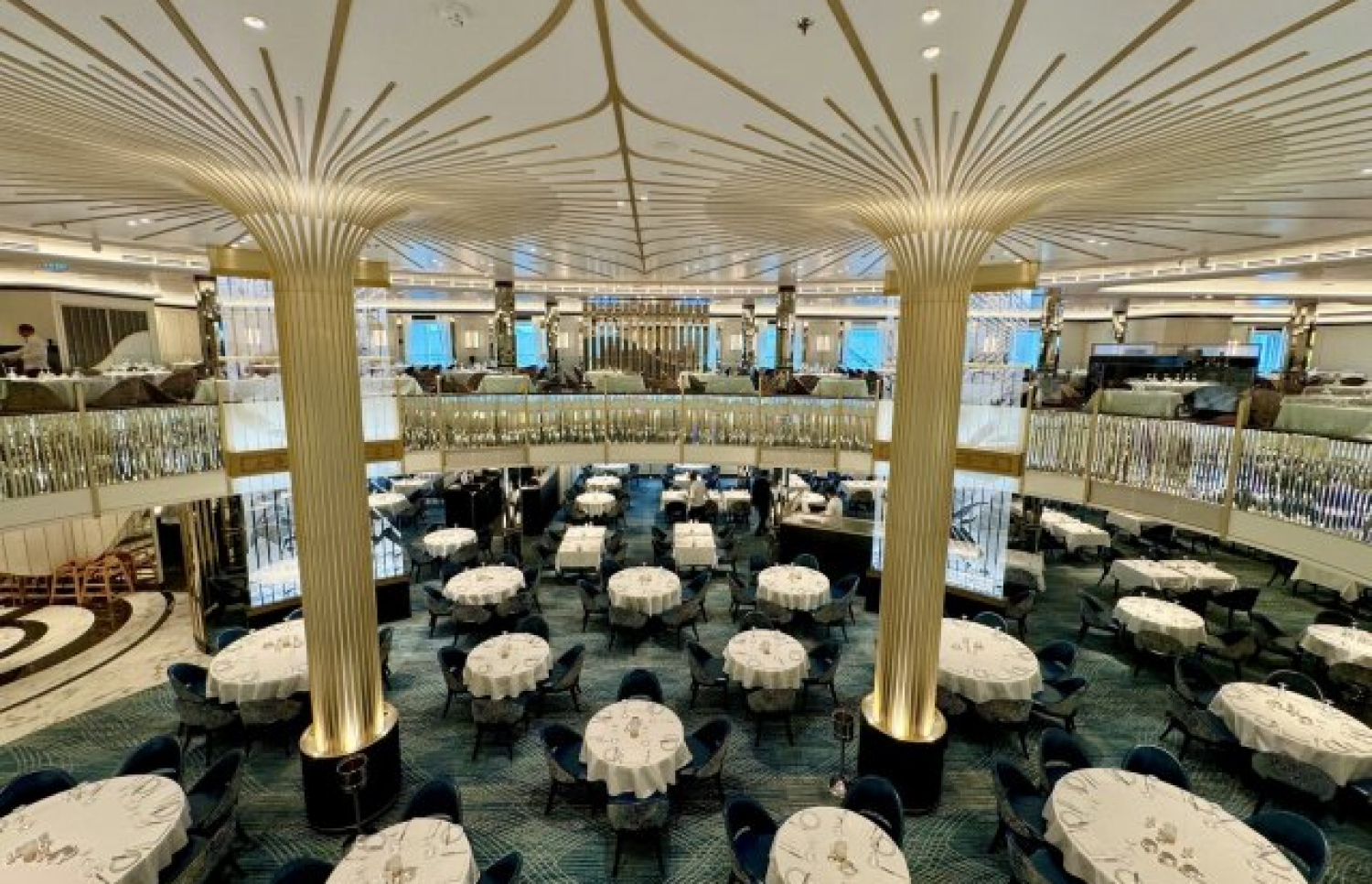 ކްރޫޒްލައިނާގެ އެއް ރެސްޓޯރެންޓް. އެ ބޯޓުގައި 11 ރެސްޓޯރެންޓް ހުރޭ --