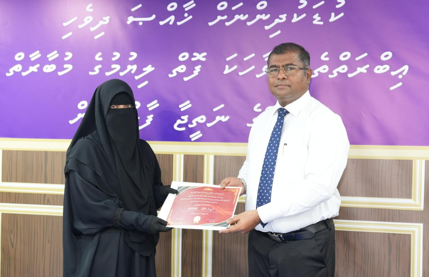 މުބާރާތުގެ ބައިވެރިއަކަށް ހަނދާނީ ލިޔުން ދެނީ. -- ފޮޓޯ: އެކްސެލް އިންޓަނޭޝަނަލް