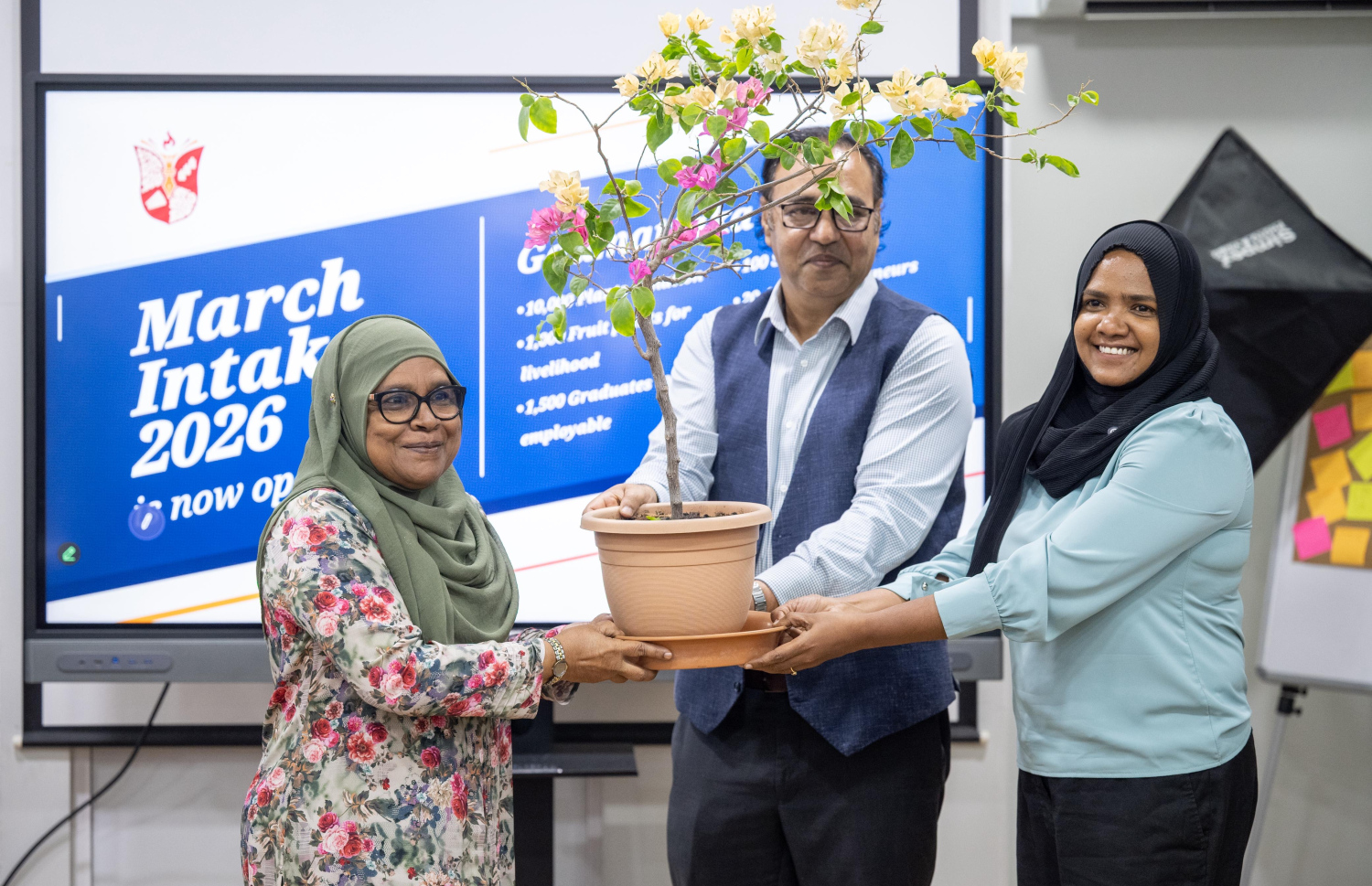 ކުރީގެ ސްޓޭޓް މިނިސްޓަރު ފާތިމަތު ނަސީރަށް މިއާންޒް ކޮލެޖުގެ ފަރާތުން ގަހެއް ހަދިޔާކުރަނީ