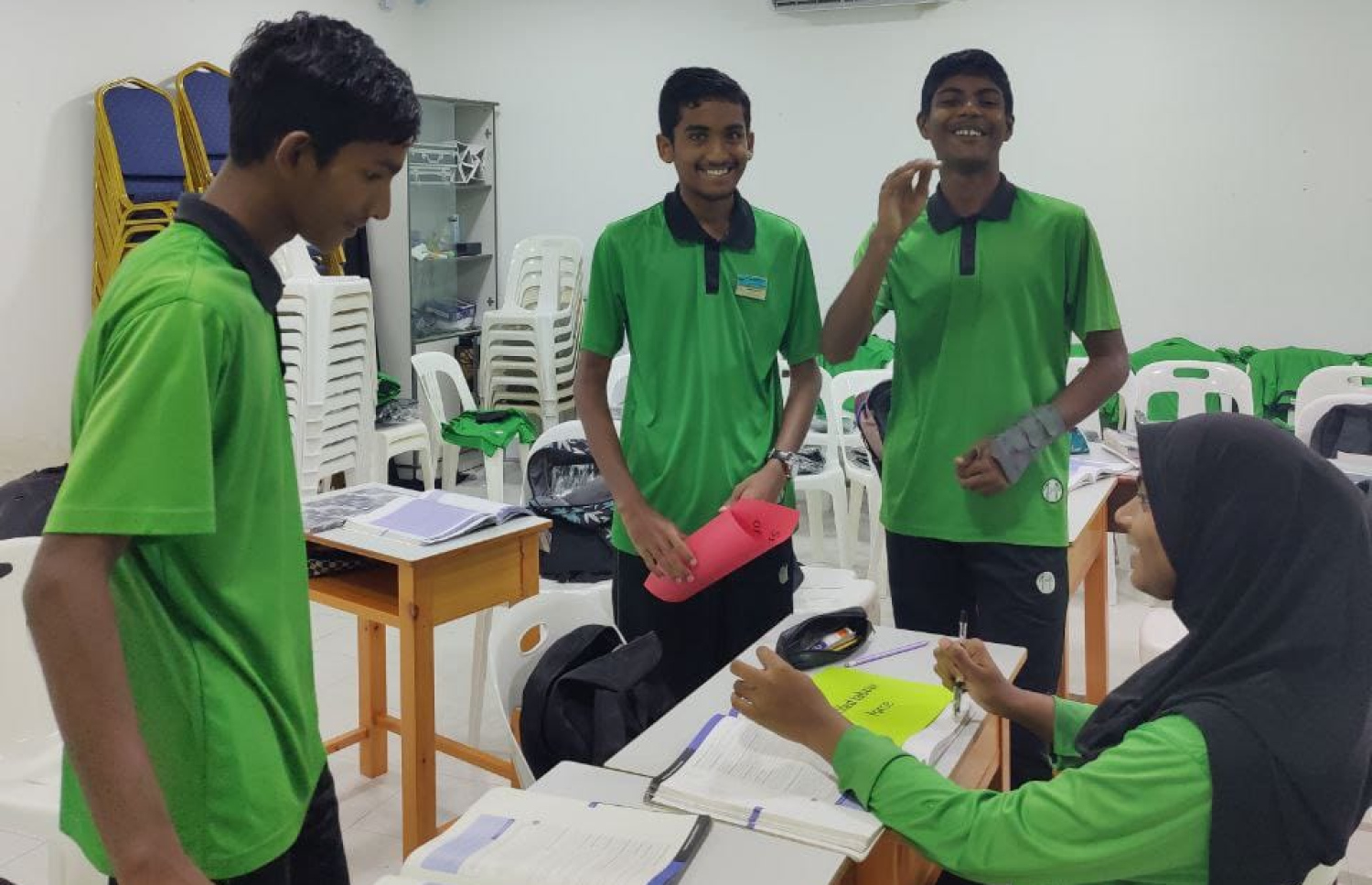 ށ. އަތޮޅު މަދަރުސާގެ ދަރިވަރު އައްޔާޝް އަލީ ކްލާސް ކުދިންނާއެކު-- ފޮޓޯ: އިބްރާހިމް މަބްރޫކް