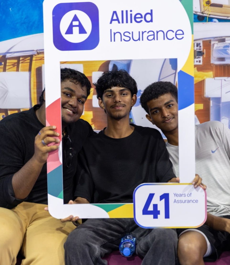 އެލައިޑް އިންޝުއަރެންސްގެ ސްޓޯލްގެ ހަރަކާތެއްގައި ބަޔަކު ބައިވެރިވަނީ. -- ފޮޓޯ: އެލައިޑް އިންޝުއަރެންސް