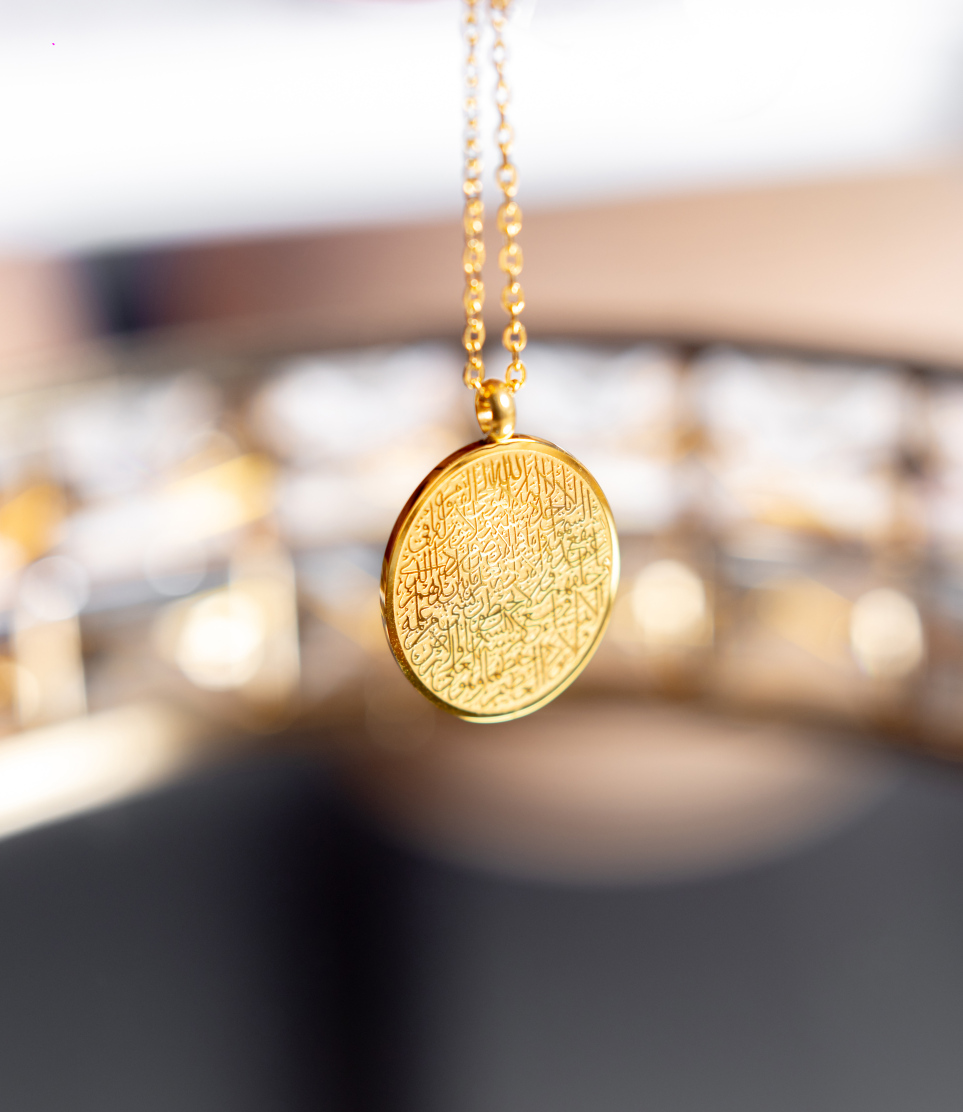 އީލާން ބްރޭންޑުގެ ކުރުސި ލިޔެފައިވާ ފަށެއް. -- ފޮޓޯ: އާބަން ތްރެޑްސް