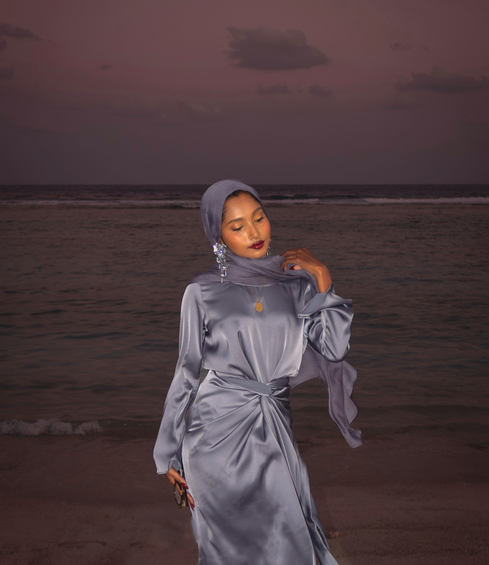 އާބަން ތްރެޑްސްއިން ރޯދައަށް ނެރުނު ކަލެކްޝަނުގެ ހެދުމެއް. -- ފޮޓޯ: އާބަން ތްރެޑްސް