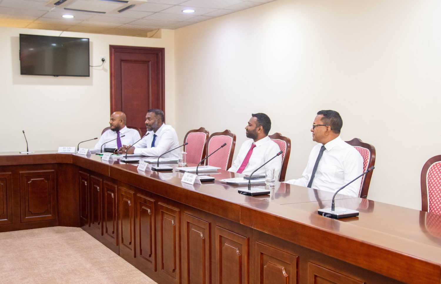 ރައްޔިތުންގެ މަޖިލީހުގެ މިނިވަންމުއައްސަސާތަކުގެ ކޮމިޓީން މިއަދު ބޭއްވި ބައްދަލުވުމެއްގައި މެންބަރުން ބައިވެރިވެވަޑައިގަންނަވަނީ. ފޮޓޯ/މަޖިލީހުގެ އިދާރާ