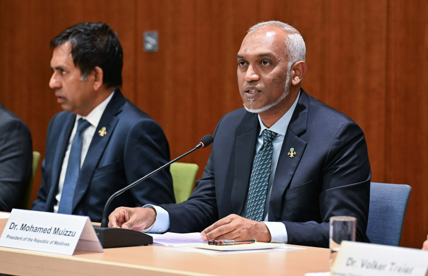 ރައީސް ޑރ. މުހައްމަދު މުއިއްޒު "މޯލްޑިވްސް–ޖާމަނީ ބިޒްނަސް ރައުންޑްޓޭބަލް"ގައި ވާހަކަފުޅު ދައްކަވަނީ.-- ފޮޓޯ: ރައީސް އޮފީސް