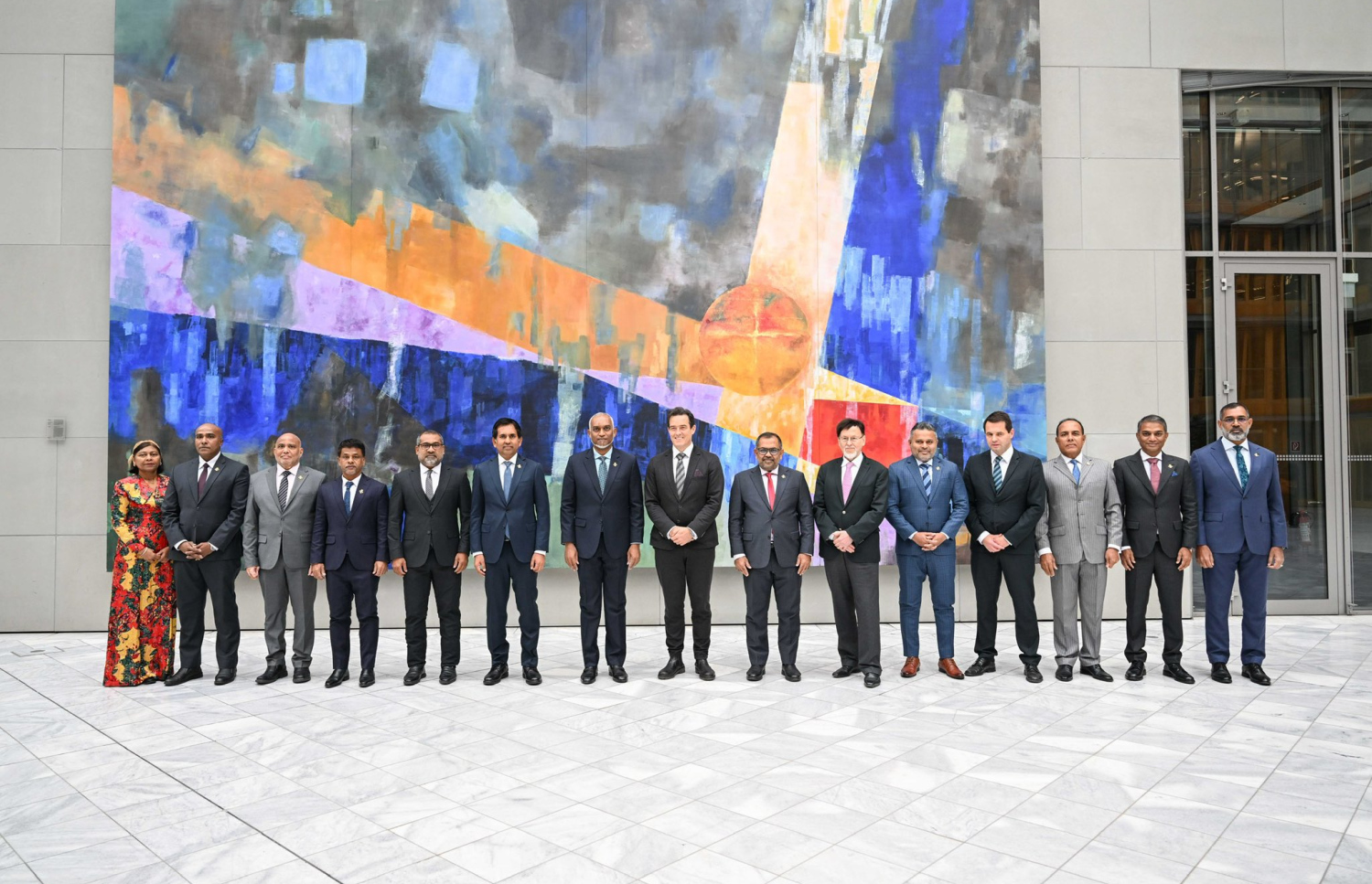 ރައީސް ޑރ. މުހައްމަދު މުއިއްޒުއާ އެކު ޖަރުމަނަށް ވަޑައިގެންނެވި ރާއްޖޭގެ ވަފުދުގެ ބޭފުޅުން، ވިޔަފާރިވެރިންގެ ރައުންޑްޓޭބަލްގައި ބައިވެރިވެވަޑައިގެންނެވި ޖަރުމަނުގެ ބައެއް ބޭފުޅުންނާ އެކު ފޮޓޯއެއް ނަންގަވަނީ.-- ފޮޓޯ: ރައީސް އޮފީސް