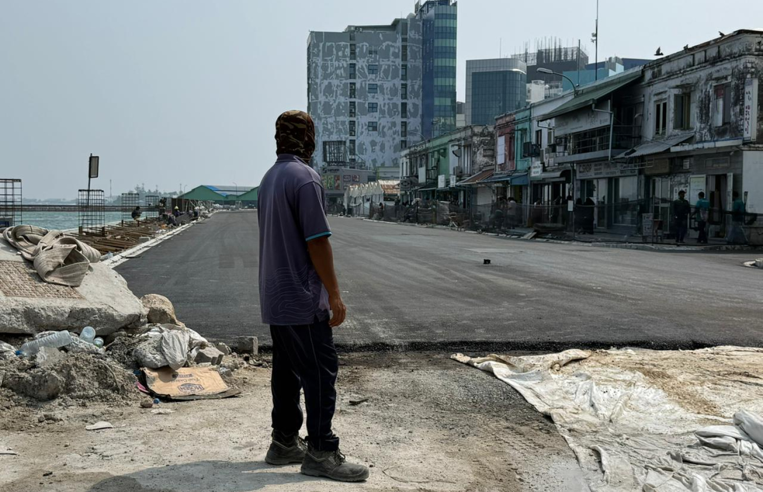 ބާޒާރު މަތީ މަގުގައި ތާރު އެޅުމުގެ މަސައްކަތް ނިންމާލާފައި. ފޮޓޯ: މިހާރު