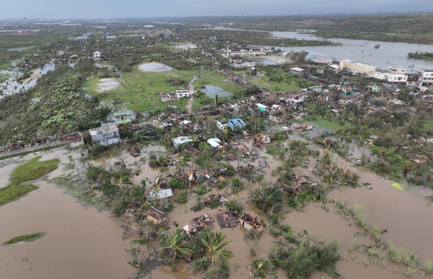 މަޑަކަސްކަރައިގެ ޓޯމަސީނާއަށް އެރި ތޫފާނުގައި ފެން ބޮޑުވެ ރުއްގަސްތައް ވެރިފައި. -- ފޮޓޯ: ބީއެންއާރްޖީސީ
