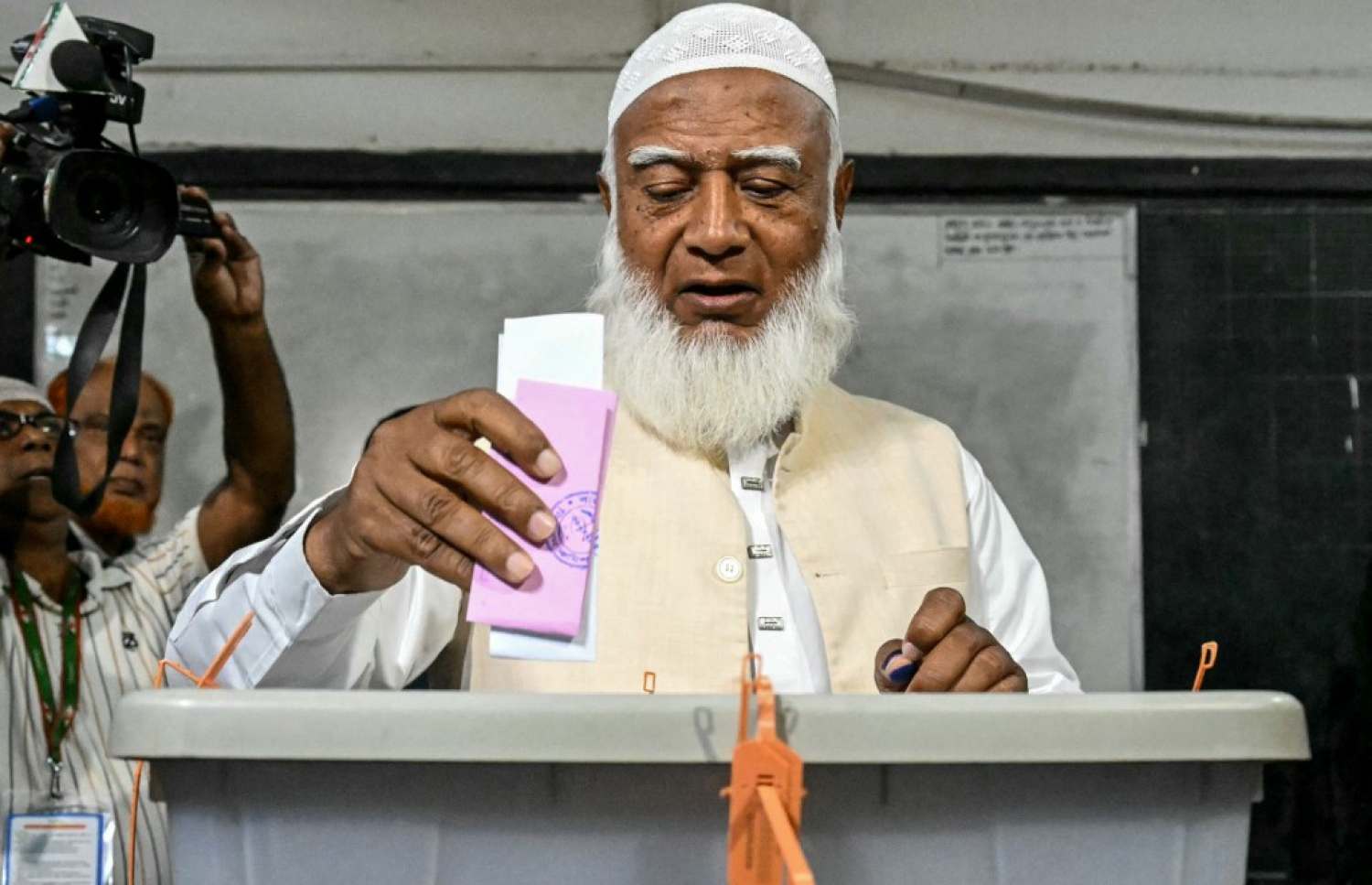 ޖަމާއަތުލް އިސްލާމީގެ ލީޑަރު ޝަފީގުރް ރަހްމާން މިއަދު އިންތިހާބުގައި ވޯޓު ދެއްވަނީ: އޭނާ އަކީ އިންތިހާބު ކާމިޔާބުކުރުމުގެ ފުރުސަތު ބޮޑު ބޭފުޅެއް. -- ފޮޓޯ: އޭއެފްޕީ