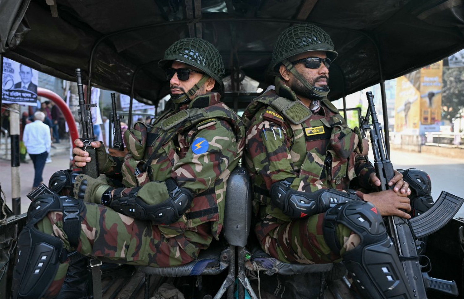 ބަންގްލާދޭޝްގައި ވޯޓު ލާ މަރުކަޒެއްގެ ބޭރުގައި ސިފައިން ހަތިޔާރާ އެކު ސަލާމަތީ ކަންތައްތައް ބަލަހައްޓަނީ. -- ފޮޓޯ: އޭއެފްޕީ