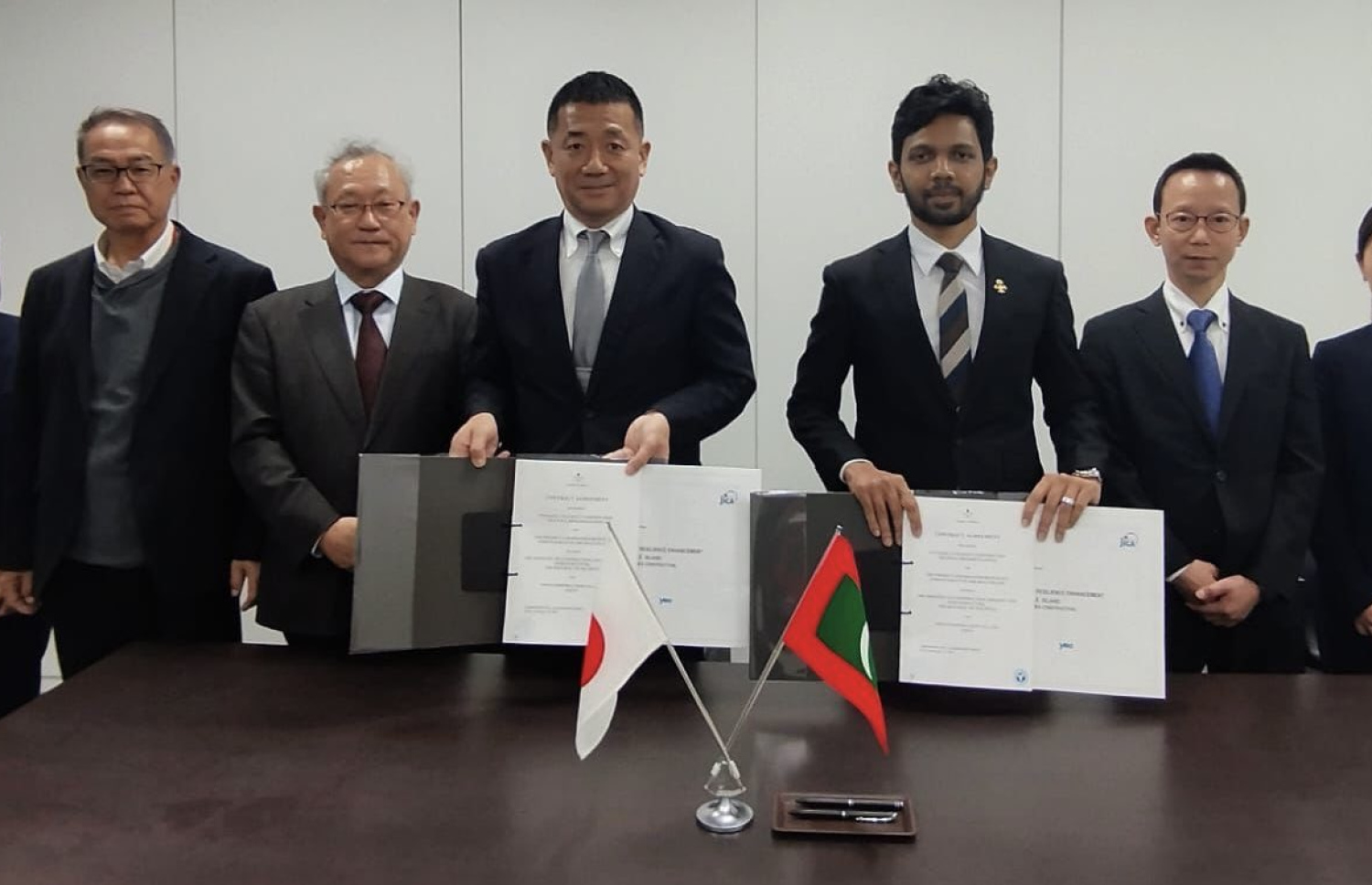 މާލޭގެ ކަނޑުތޮށި މަރާމާތުކުރުމުގެ މަޝްރޫއުގެ އަމަލީ މަސައްކަތް ފަށަން ތައްޔާރުވުމަށް ޖަޕާނުގެ ކުންފުންޏަކާ އެކު ދިވެހި ސަރުކާރުން އެއްބަސްވުމުގައި ސޮއިކުރުމުގެ ރަސްމިއްޔާތު.-- ފޮޓޯ: ކޮންސްޓްރަކްޝަން މިނިސްޓްރީ