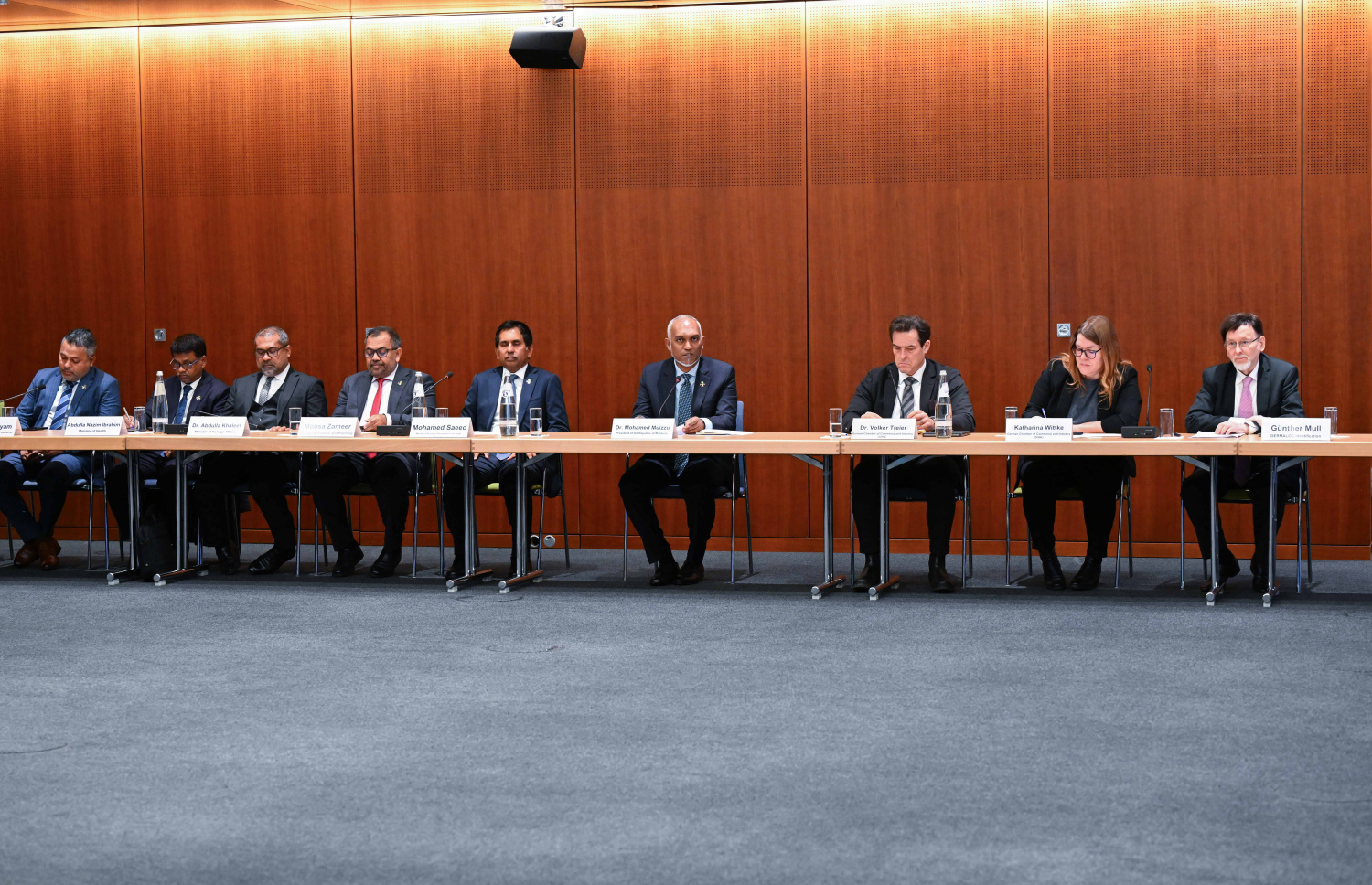 ޖަރުމަނުގެ ރައީސް ފްރޭންކް-ވޯލްޓާ ޝްޓައިންމަޔާގެ ދައުވަތަކަށް ރައީސް ޑރ. މުހައްމަދު މުއިއްޒު ޖަރުމަނަށް ކުރައްވަމުންގެންދަވާ ދަތުރުފުޅުގައި ދިވެހިރާއްޖެ-ޖާމަނީ ބިޒްނަސް ރައުންޑުޓޭބަލް ބައްދަލުވުމުގައި ރައީސް ބައިވެރިވެ ވަޑައިގަންނަވަނީ -- ފޮޓޯ: ރައީސް އޮފީސް