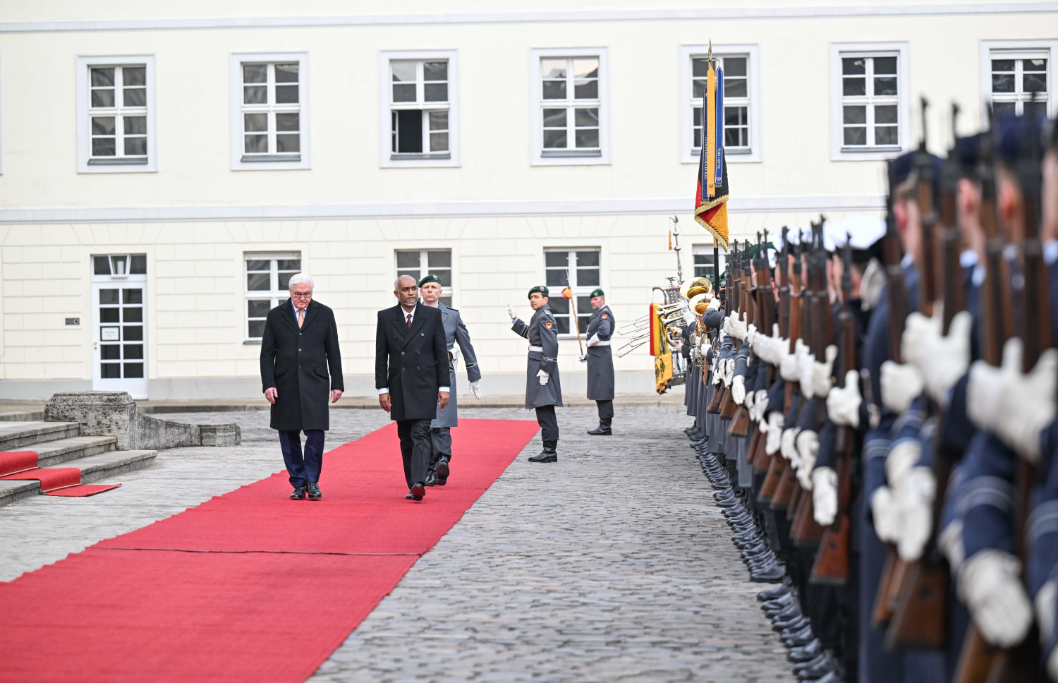 ރައީސް މުއިއްޒަށް މަރުހަބާ ދެންނެވުމަށް ބޭއްވި ޝަރަފުގެ ގާޑް ރައީސް އިންސްޕެކްޓް ކޮށްދެއްވަނީ --- ފޮޓޯ/ރައީސް އޮފީސް