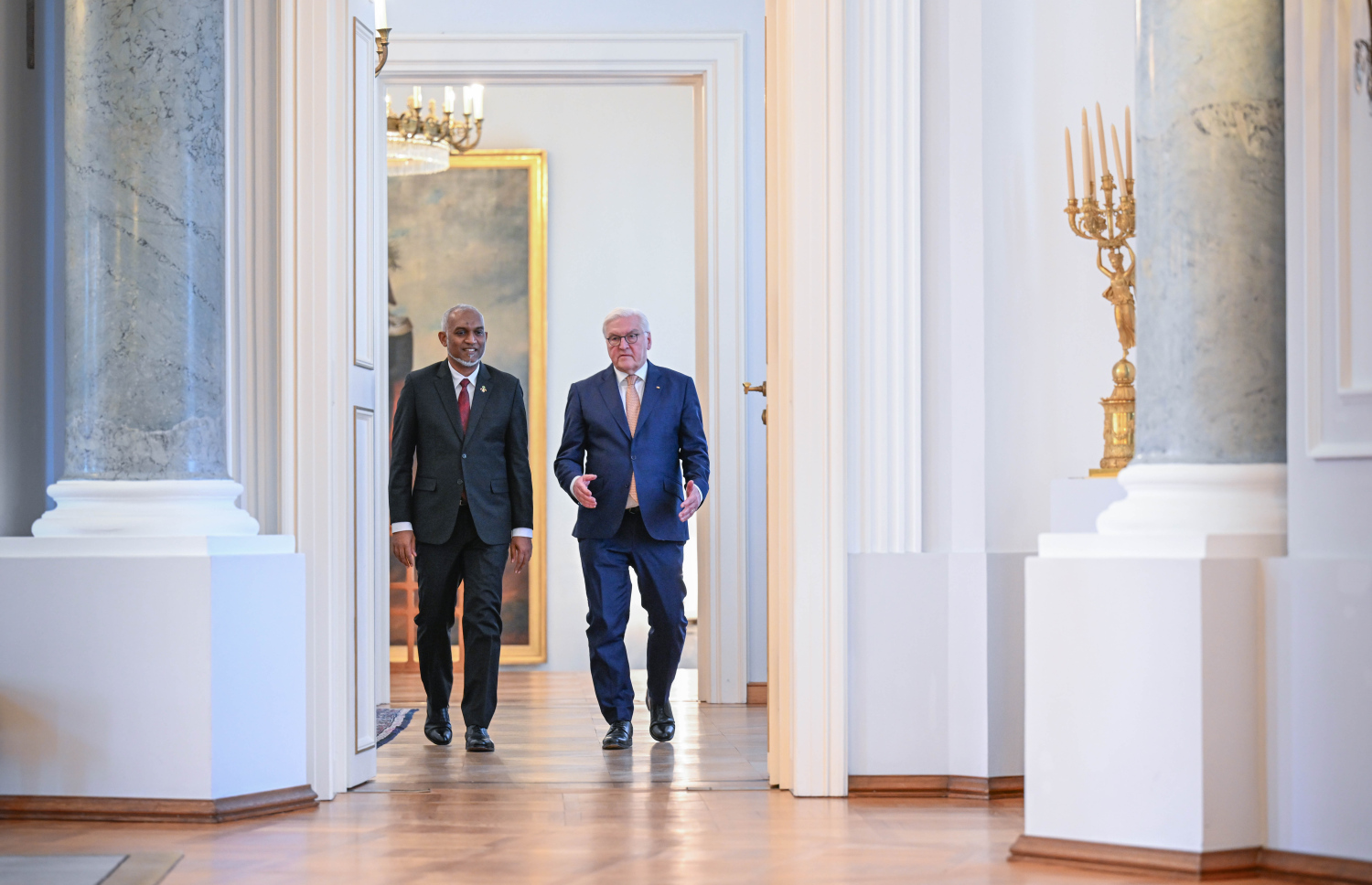 ރައީސް ޑރ. މުހައްމަދު މުއިއްޒު ޖަރުމަނަށް ކުރައްވަމުންގެންދަވާ ދަތުރުފުޅުގައި ދެ ގައުމުގެ ރަސްމީ މަޝްވަރާ ބައްދަލުވުމަށް ޖަރުމަނުގެ ރައީސާއި ރައީސް މުއިއްޒު ވަޑައިގަންނަވަނީ -- ފޮޓޯ: ރައީސް އޮފީސް