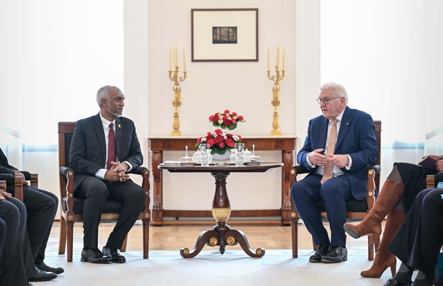 ޖަރުމަނުގެ ރައީސް ފްރޭންކް-ވޯލްޓާ ޝްޓައިންމަޔާގެ ދައުވަތަކަށް ރައީސް ޑރ. މުހައްމަދު މުއިއްޒު ޖަރުމަނަށް ކުރައްވަމުންގެންދަވާ ދަތުރުފުޅުގައި ދެ ގައުމުގެ ދެމެދު ރަސްމީ މަޝްވަރާ ބައްދަލުވުން ކުރިއަށް ދަނީ -- ފޮޓޯ: ރައީސް އޮފީސް