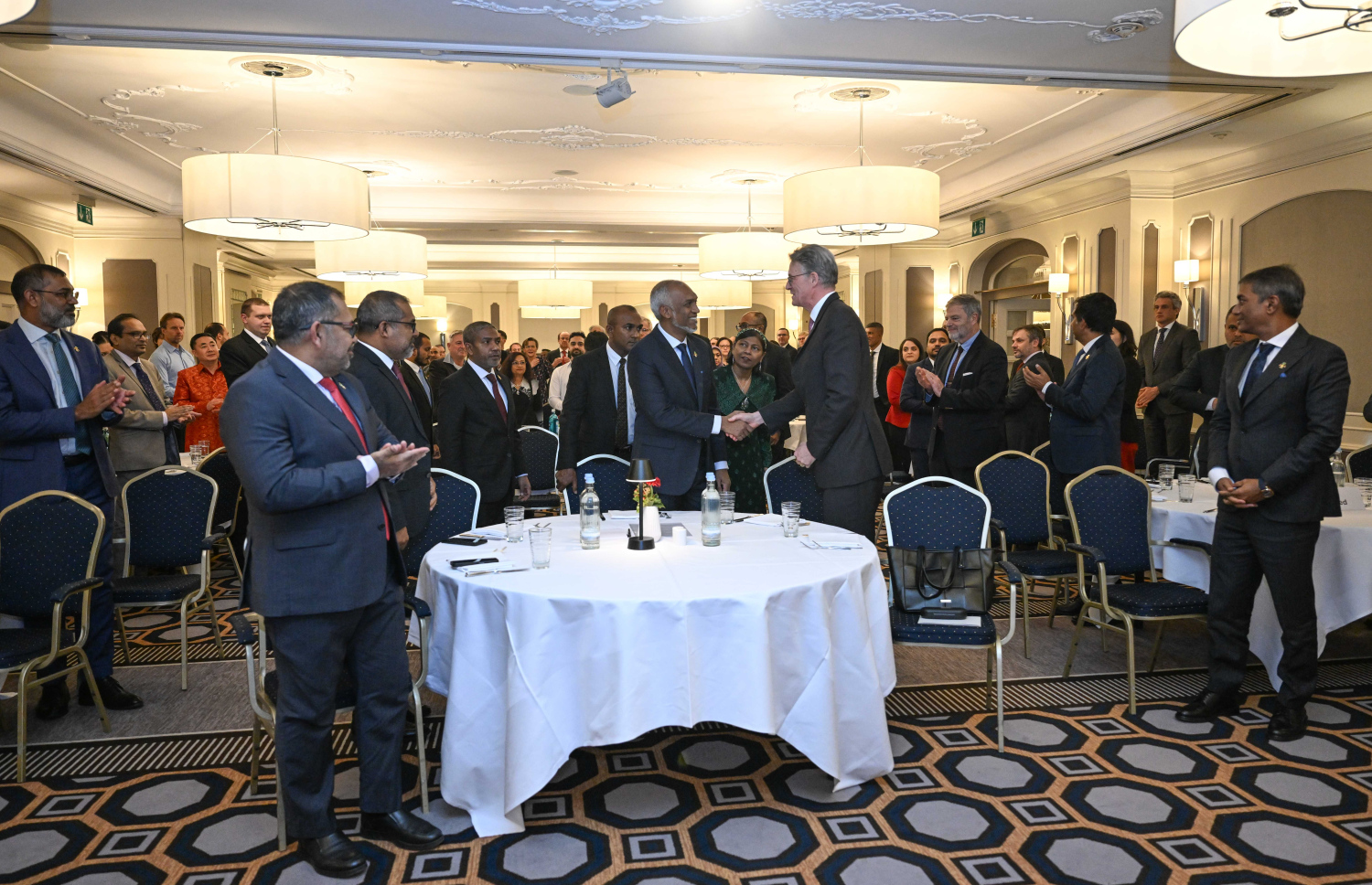 ޖަރުމަނުގެ ރައީސް ފްރޭންކް-ވޯލްޓާ ޝްޓައިންމަޔާގެ ދައުވަތަކަށް ރައީސް ޑރ. މުހައްމަދު މުއިއްޒު ޖަރުމަނަށް ކުރައްވަމުންގެންދަވާ ދަތުރުފުޅުގައި ރާއްޖެއާއި ޖަރުމަނުވިލާތާ ދެމެދު ސިޔާސީ ގުޅުން ގާއިމުކުރިތާ 60 އަހަރު ފުރުމުގެ މުނާސަބާ ފާހަގަކުރުމުގެ ހަފްލާގައި ރައީސް ބައިވެރިވެ ވަޑައިގަންނަވަނީ -- ފޮޓޯ: ރައީސް އޮފީސް