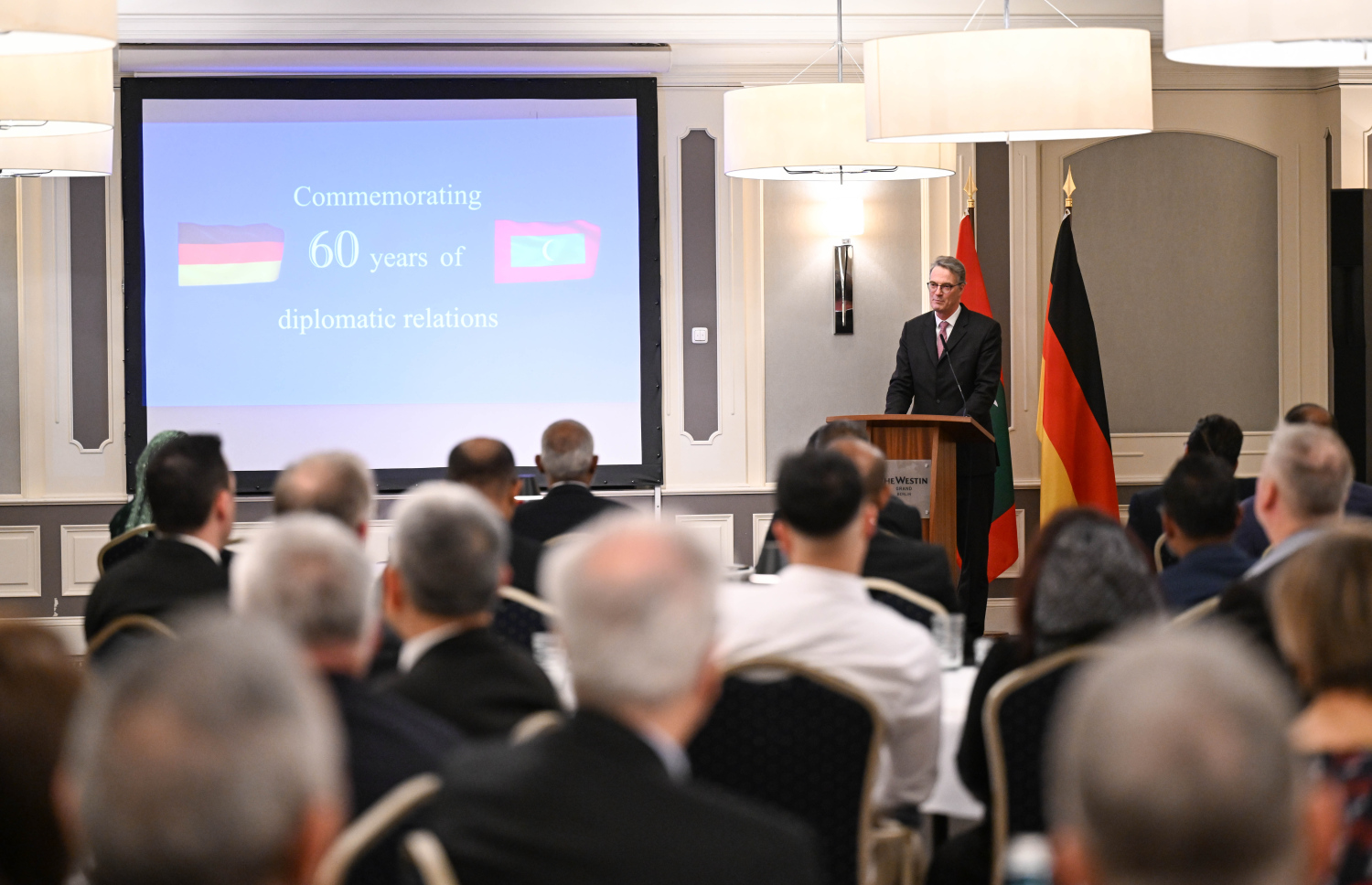 ޖަރުމަނުގެ ރައީސް ފްރޭންކް-ވޯލްޓާ ޝްޓައިންމަޔާގެ ދައުވަތަކަށް ރައީސް ޑރ. މުހައްމަދު މުއިއްޒު ޖަރުމަނަށް ކުރައްވަމުންގެންދަވާ ދަތުރުފުޅުގައި ރާއްޖެއާއި ޖަރުމަނުވިލާތާ ދެމެދު ސިޔާސީ ގުޅުން ގާއިމުކުރިތާ 60 އަހަރު ފުރުމުގެ މުނާސަބާ ފާހަގަކުރުމަށް ބޭއްވި ހަފްލާގައި ކުރިއަށް ދަނީ -- ފޮޓޯ: ރައީސް އޮފީސް