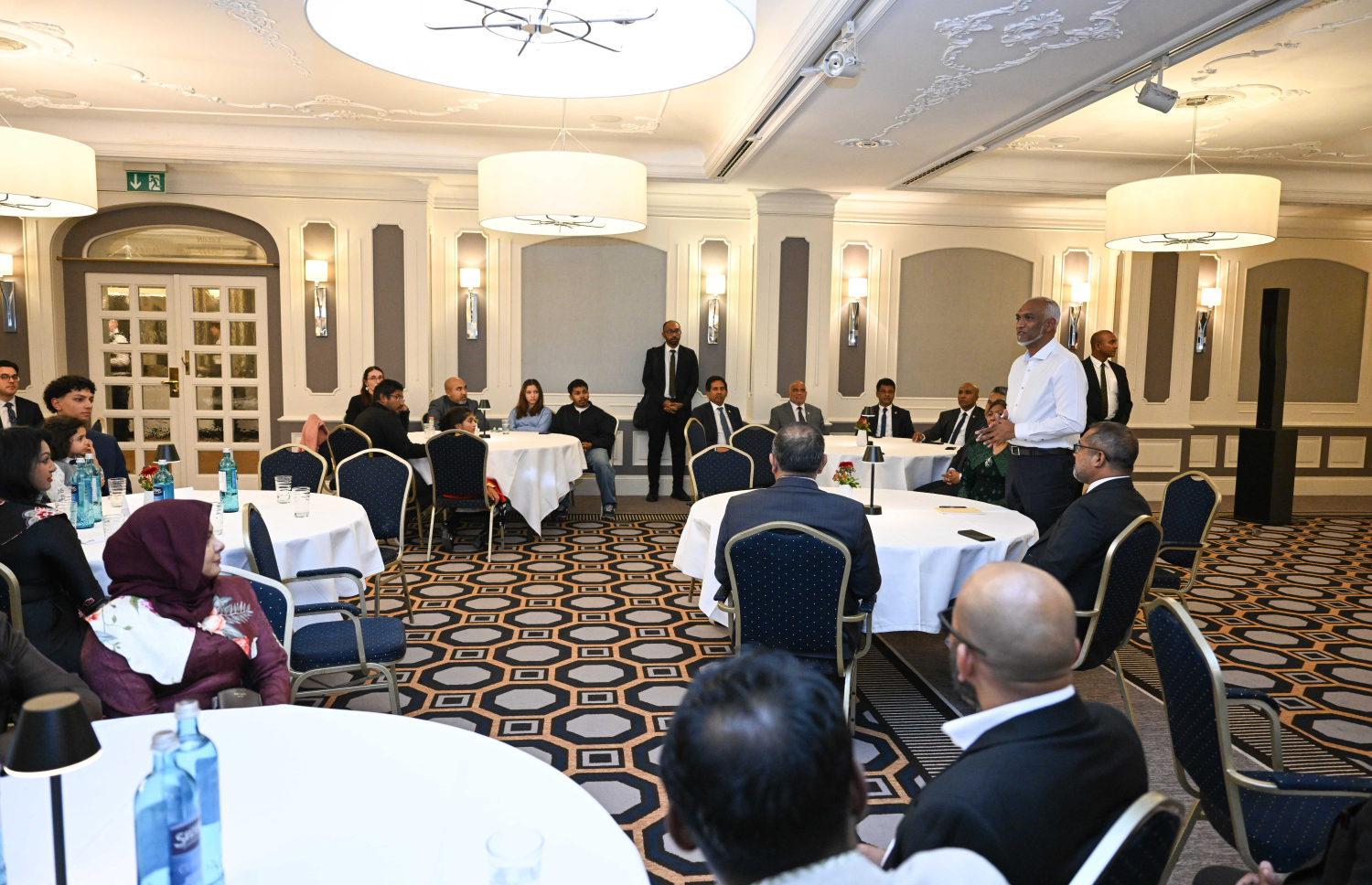 ރައީސް ޑރ. މުހައްމަދު މުއިއްޒު ޖަރުމަނަށް ކުރައްވަމުންގެންދަވާ ދަތުރުފުޅުގައި ޖަރުމަނުވިލާތުގައި ދިރިއުޅޭ ދިވެހިންނާ ބައްދަލުކުރެއްވުމަށް ބޭއްވި ހަފްލާގައި ރައީސް ވާހަކަފުޅު ދައްކަވަނީ -- ފޮޓޯ: ރައީސް އޮފީސް