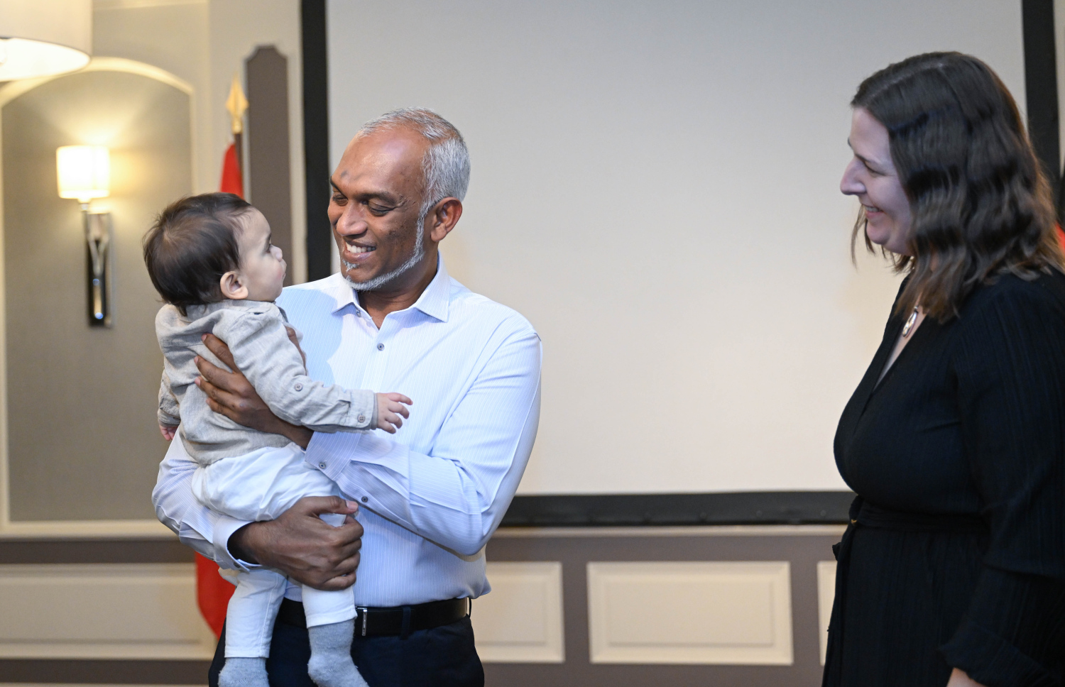 ރައީސް ޑރ. މުހައްމަދު މުއިއްޒު ޖަރުމަނަށް ކުރައްވަމުންގެންދަވާ ދަތުރުފުޅުގައި ޖަރުމަނުވިލާތުގައި ދިރިއުޅޭ ދިވެހިންނާ ބައްދަލުކުރެއްވުމަށް ބޭއްވި ހަފްލާގައި ރައީސް ތުއްތު ކުއްޖަކު އުރާލައްވަނީ -- ފޮޓޯ: ރައީސް އޮފީސް