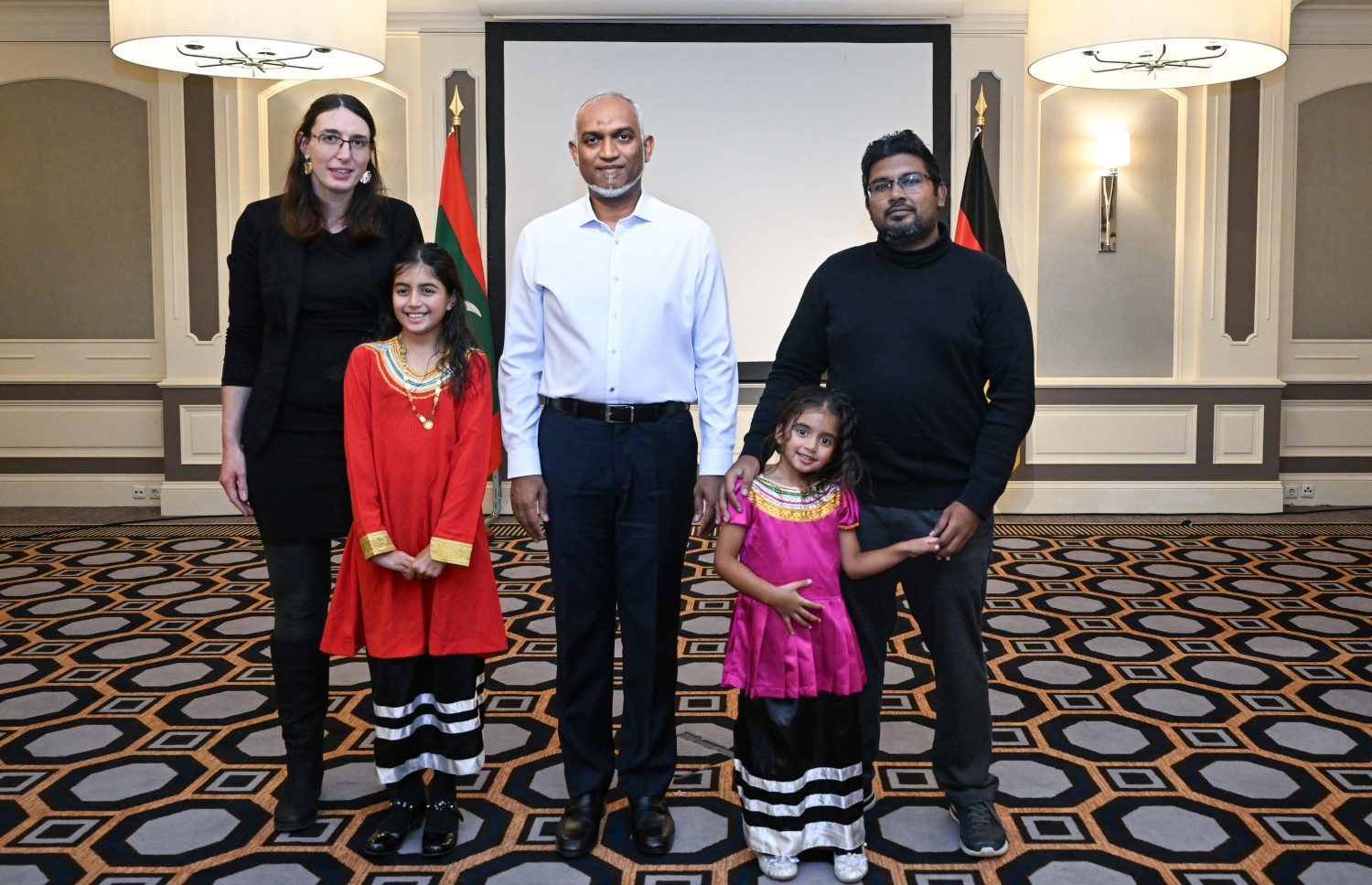 ރައީސް ޑރ. މުހައްމަދު މުއިއްޒު ޖަރުމަނަށް ކުރައްވަމުންގެންދަވާ ދަތުރުފުޅުގައި ޖަރުމަނުވިލާތުގައި ދިރިއުޅޭ ދިވެހިންނާ ބައްދަލުކުރެއްވުމަށް ބޭއްވި ހަފްލާގައި ދިވެހި އާއިލާއަކާއެކު ރައީސްއާއެކު ފޮޓޯއެއް ނަންގަވަނީ -- ފޮޓޯ: ރައީސް އޮފީސް