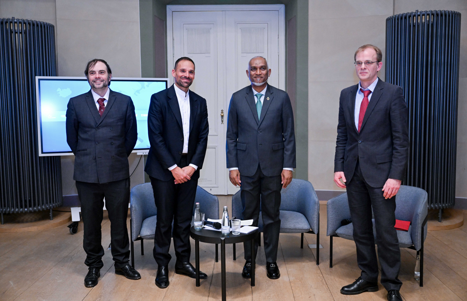 ރައީސް ޑރ. މުހައްމަދު މުއިއްޒު ޖަރުމަނަށް ކުރައްވަމުންގެންދަވާ ދަތުރުފުޅުގައި ބާލިންގައި ހުންނަ ހުމްބޯލްޑްޓް ޔުނިވަސިޓީއަށް ކުރެއްވި ޒިޔާރަތުގައި އެ ޔުނިވަސިޓީގެ އިސްވެރިންނާއެކު ގްރޫޕް ފޮޓޯއެއް ނަންގަވަނީ -- ފޮޓޯ: ރައީސް އޮފީސް