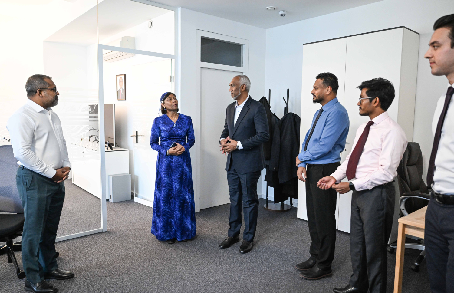 ރައީސް މުއިއްޒު ޖަރުމަނަށް މިހާރު ކުރައްވަމުން ގެންދަވާ ރަސްމީ ދަތުރުފުޅުގައި ރާއްޖޭގެ އެމްބަސީއަށް ކުރެއްވި ޒިޔާރަތުގައި އެމްބަސީގެ އިސްވެރިންނާ މުވައްޒަފުންނާ ރައީސް ބައްދަލުކުރައްވަނީ -- ފޮޓޯ: ރައީސް އޮފީސް