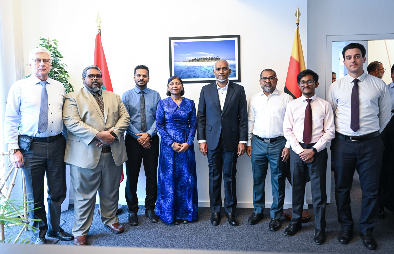 ރައީސް މުއިއްޒު ޖަރުމަނަށް މިހާރު ކުރައްވަމުން ގެންދަވާ ރަސްމީ ދަތުރުފުޅުގައި ޖަރުމަނުގައި ހުންނަ ދިވެހި އެމްބަސީއަށް ކުރެއްވި ޒިޔާރަތުގައި އެމްބަސީގެ އިސްވެރިންނާ އަދި މުވައްޒަފުންނާ އެކު ރައީސް ގްރޫޕް ފޮޓޯއެއް ނަންގަވަނީ -- ފޮޓޯ: ރައީސް އޮފީސް