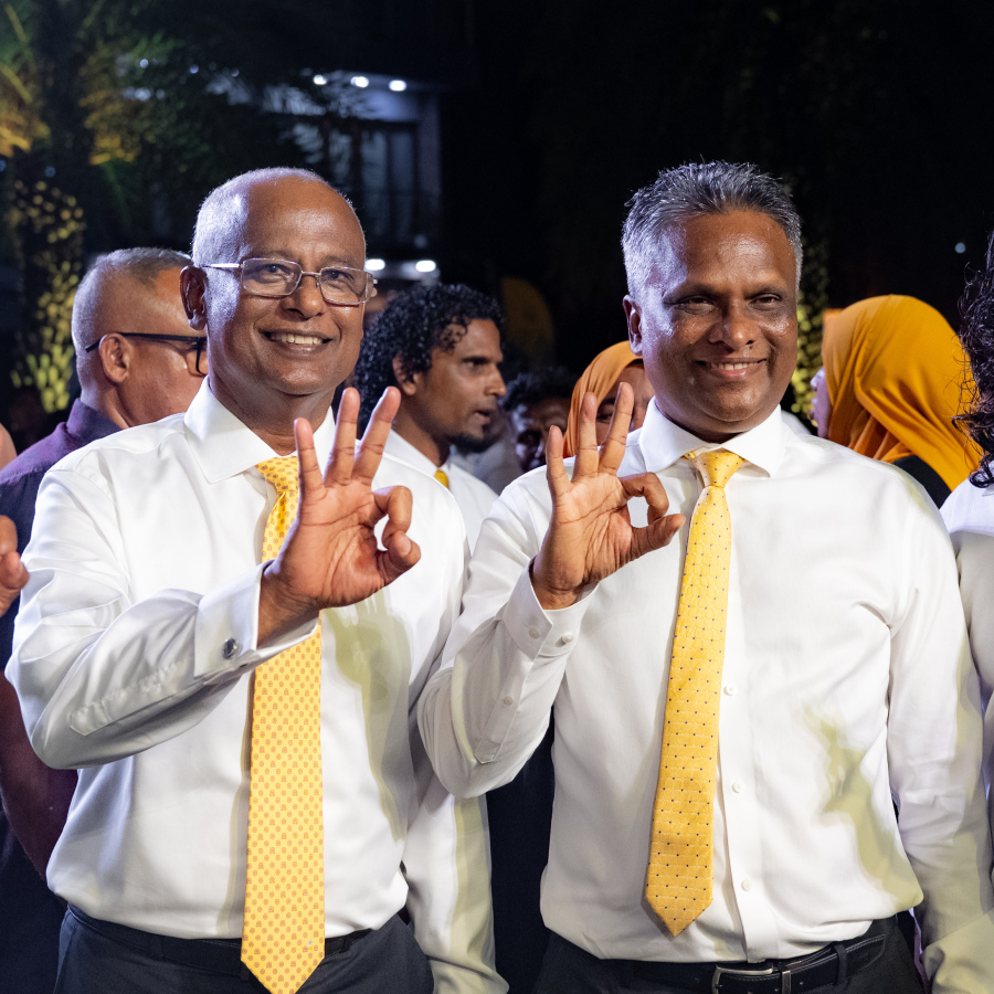 އެމްޑީޕީން ރޭ ބޭއްވި ކެމްޕެއިނު ލޯންޗުކުރުމުގެ ޖަލްސާގައި އެޕާޓީގެ ރައީސް އިބްރާހިމް މުހައްމަދު ސޯލިހް އާއި މާލޭގެ މޭޔަރު އާދަމް އާޒިމް ބައިވެރިވެވަޑައިގަންނަވަނީ.-- ފޮޓޯ: ނިޝާން އަލީ | މިހާރު