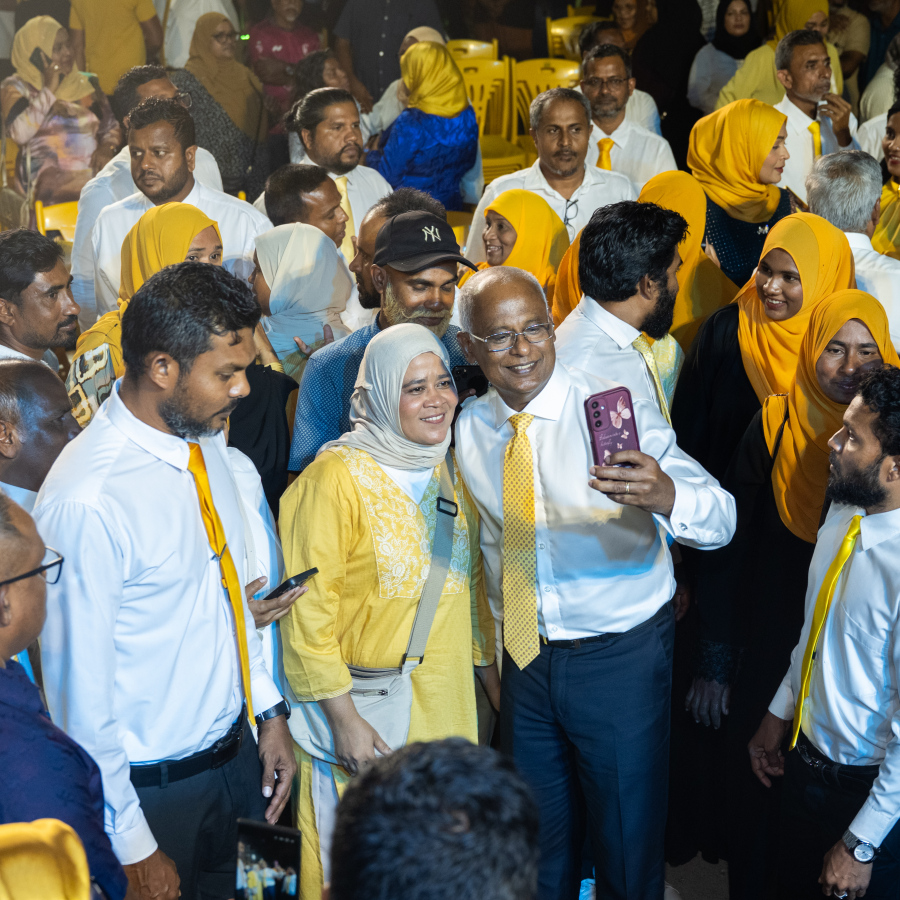 އެމްޑީޕީން ރޭ ބޭއްވި ކެމްޕެއިނު ލޯންޗުކުރުމުގެ ޖަލްސާގައި އެޕާޓީގެ ރައީސް އިބްރާހިމް މުހައްމަދު ސޯލިހް ބައިވެރިވެވަޑައިގަންނަވަނީ.-- ފޮޓޯ: ނިޝާން އަލީ | މިހާރު