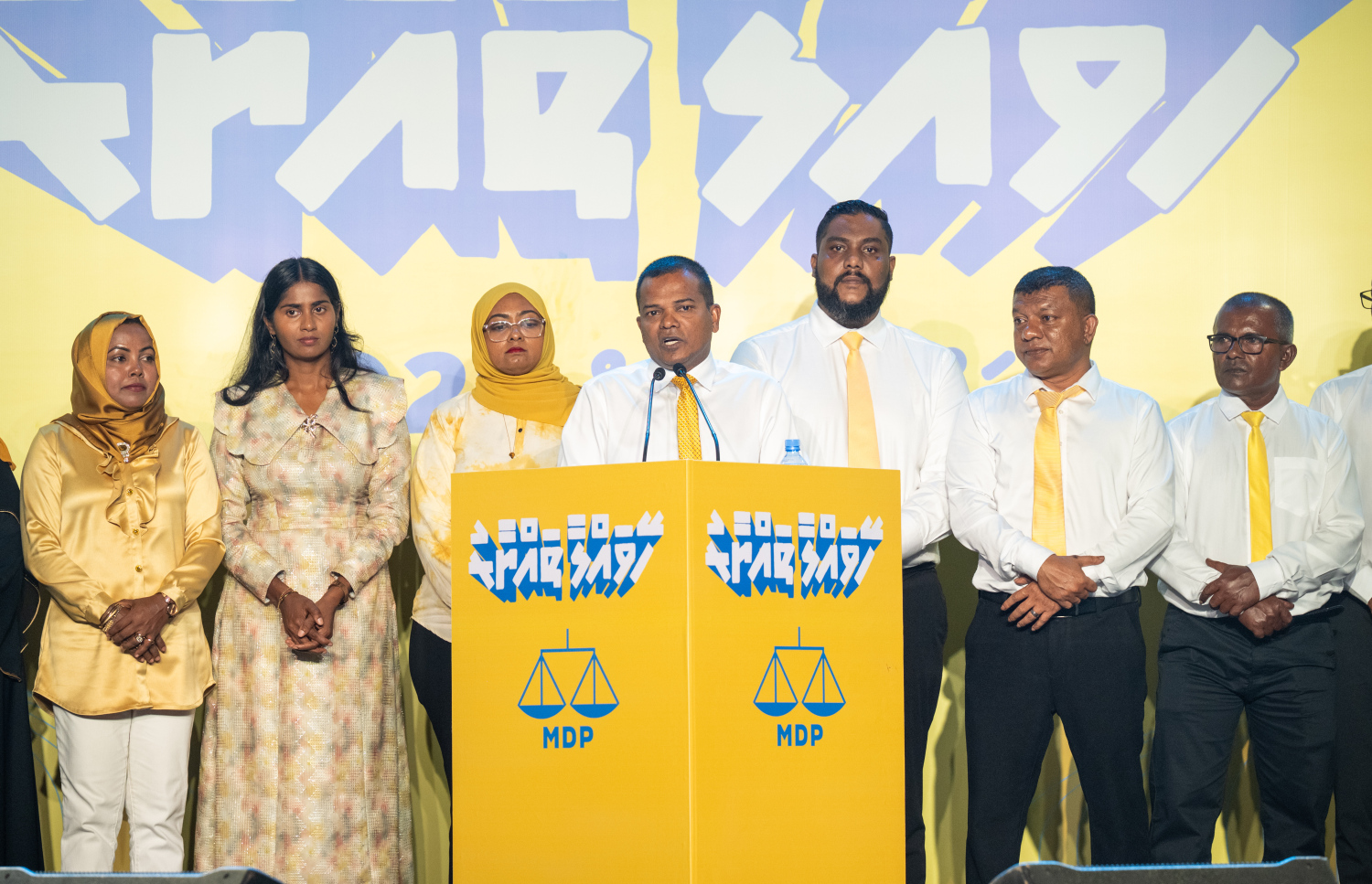 އެމްޑީޕީން ރޭ ބޭއްވި ކެމްޕެއިނު ލޯންޗުކުރުމުގެ ޖަލްސާގައި އައްޑޫގެ މޭޔަރު ނިޒާރު ވާހަކަ ދައްކަވަނީ.-- ފޮޓޯ: ނިޝާން އަލީ | މިހާރު