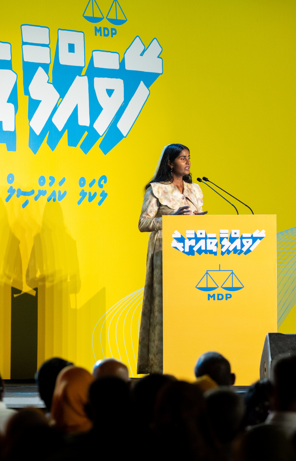 އެމްޑީޕީން ރޭ ބޭއްވި ކެމްޕެއިނު ލޯންޗުކުރުމުގެ ޖަލްސާގައި އެޕާޓީގެ ފަރާތުން އިންތިހާބުގައި ވާދަކުރާ ކެންޑިޑޭޓަކު ވާހަކަ ދައްކަނީ.-- ފޮޓޯ: ނިޝާން އަލީ | މިހާރު