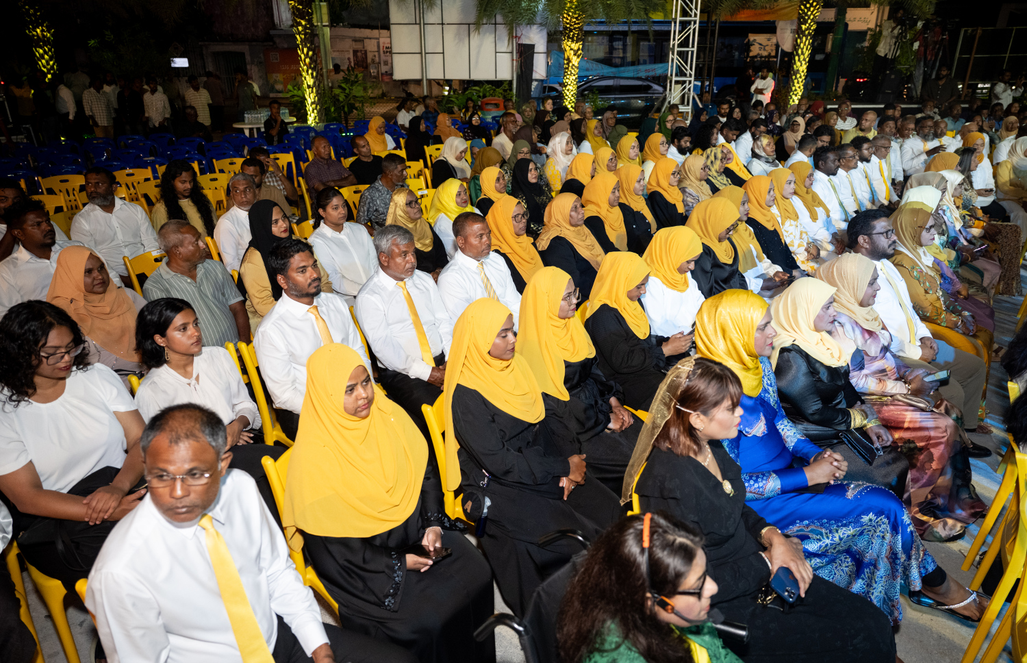 އެމްޑީޕީން ރޭ ބޭއްވި ކެމްޕެއިނު ލޯންޗުކުރުމުގެ ޖަލްސާގައި ބައިވެރިވި އެޕާޓީގެ ބައެއް މެމްބަރުން .-- ފޮޓޯ: ނިޝާން އަލީ | މިހާރު