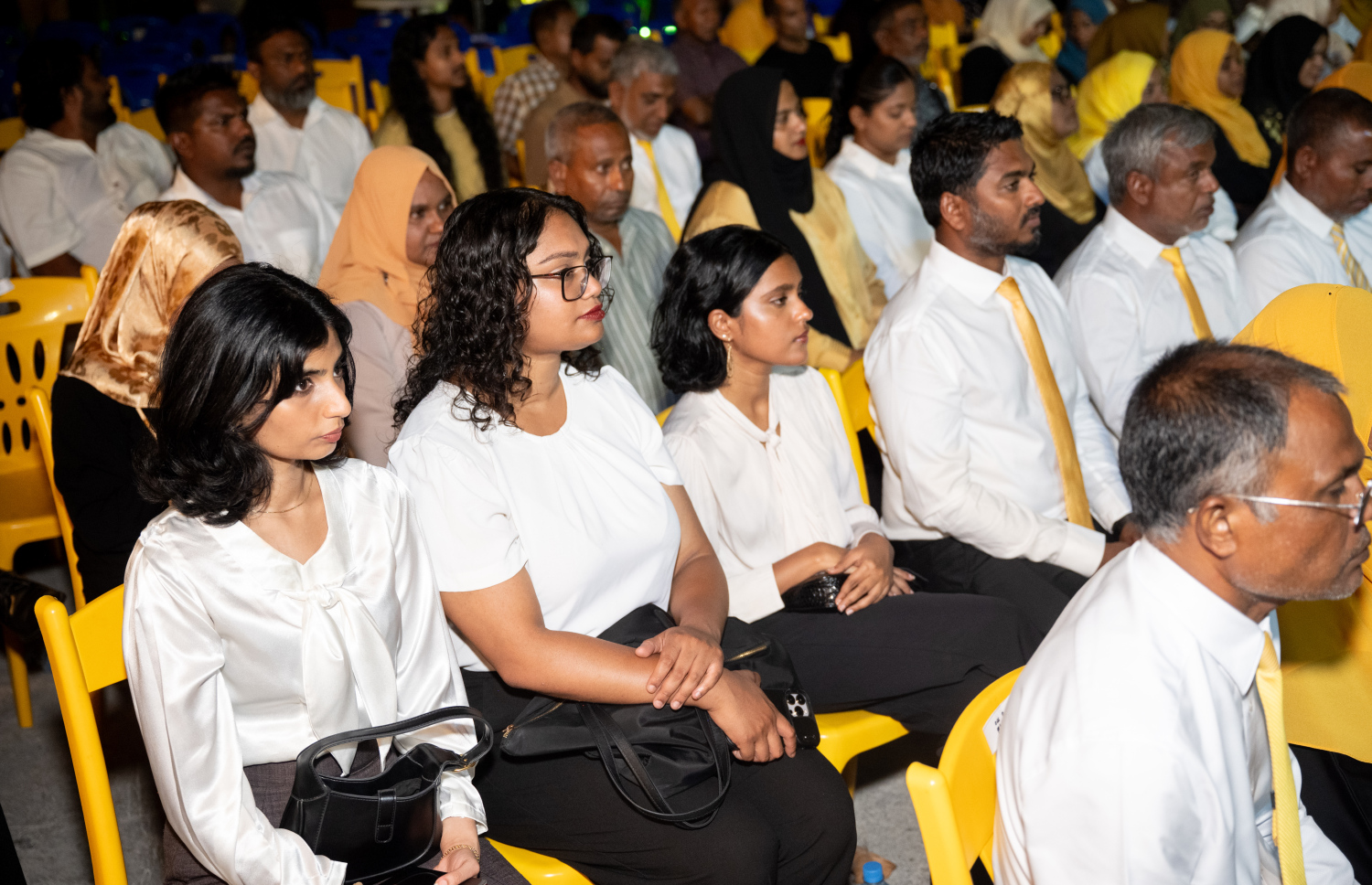 އެމްޑީޕީން ރޭ ބޭއްވި ކެމްޕެއިނު ލޯންޗުކުރުމުގެ ޖަލްސާގައި ބައިވެރިވި އެޕާޓީގެ ބައެއް މެމްބަރުން .-- ފޮޓޯ: ނިޝާން އަލީ | މިހާރު