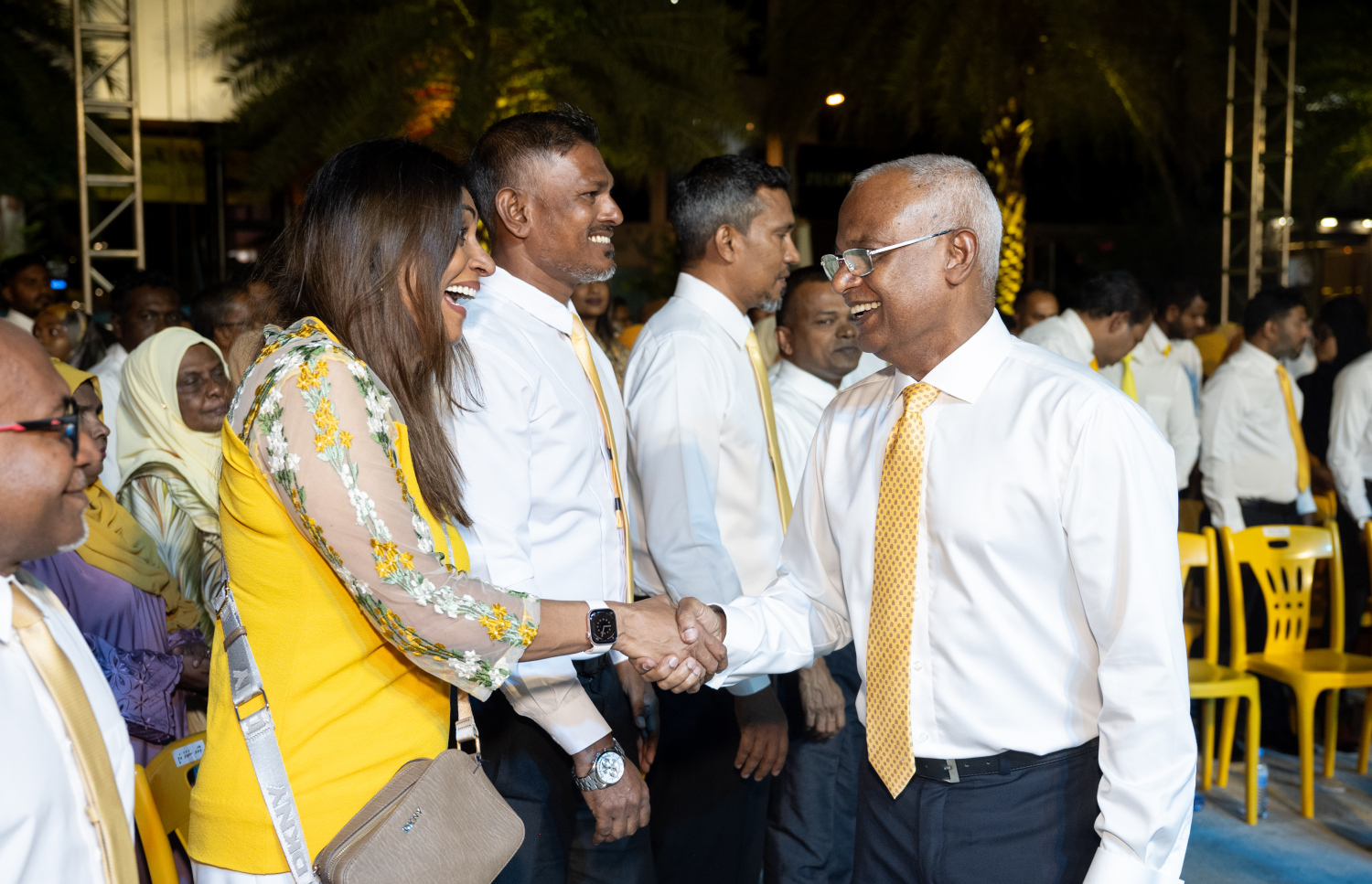 އެމްޑީޕީން ރޭ ބޭއްވި ކެމްޕެއިނު ލޯންޗުކުރުމުގެ ޖަލްސާގައި އެޕާޓީގެ ރައީސް އިބްރާހިމް މުހައްމަދު ސޯލިހް ބައިވެރިވެވަޑައިގަންނަވަނީ.-- ފޮޓޯ: ނިޝާން އަލީ | މިހާރު