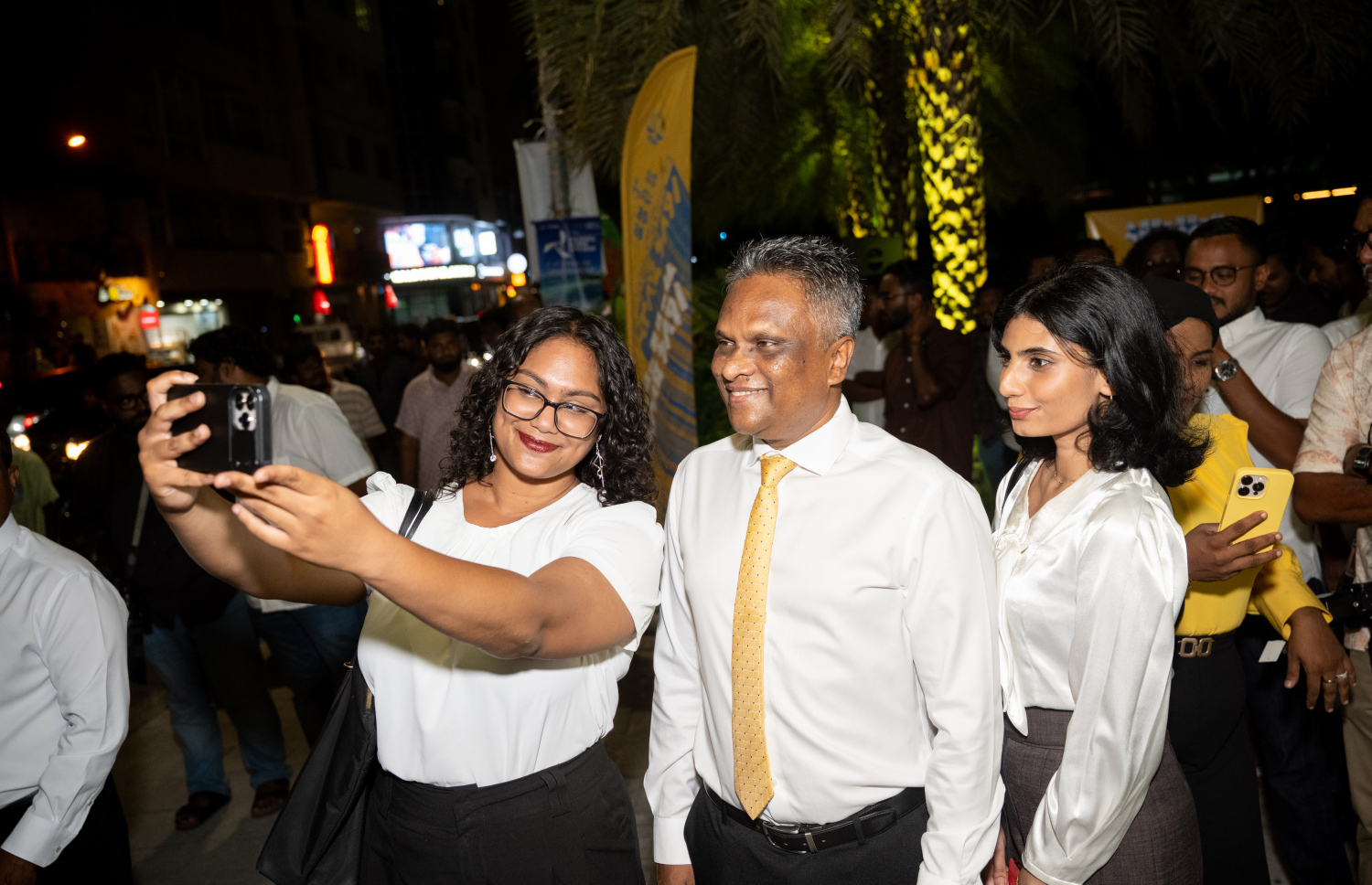 އެމްޑީޕީން ރޭ ބޭއްވި ކެމްޕެއިނު ލޯންޗުކުރުމުގެ ޖަލްސާގައި މާލޭގެ މޭޔަރު އާދަމް އާޒިމް ބައިވެރިވެވަޑައިގަންނަވަނީ.-- ފޮޓޯ: ނިޝާން އަލީ | މިހާރު