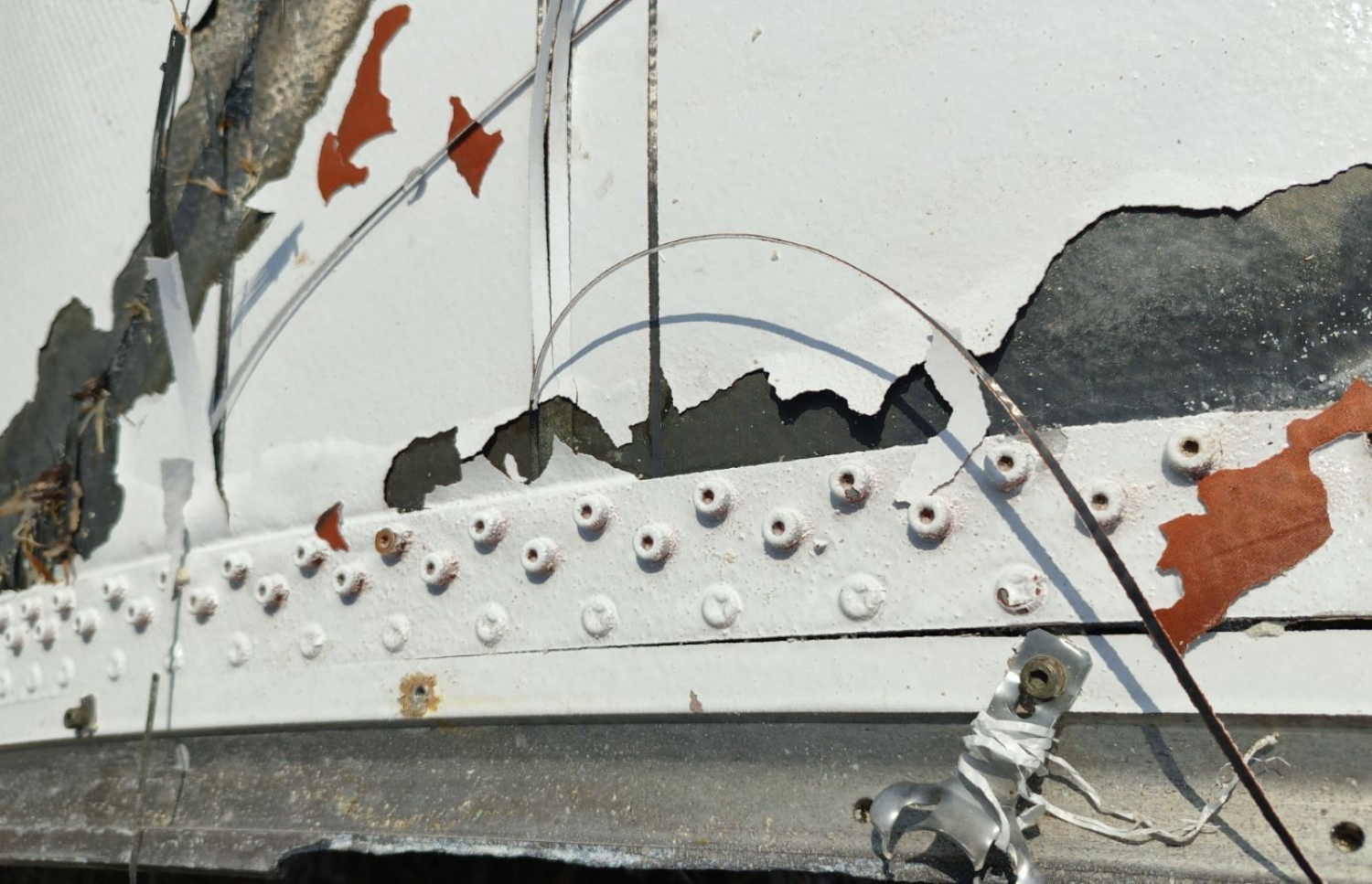 ލ. ކުނަހަންދޫ ކައިރި ފަޅުރަށަކަށް ލެއްގި އިންޑިއާގެ ޖައްވީ އިދާރާ އިސްރޯގެ ރޮކެޓެއްގެ ބައިތަކެއް ކަމަށް ބެލެވޭ އެއްޗެހިތަކެއް.-- ފޮޓޯ: ކުނަހަންދޫ ކައުންސިލް