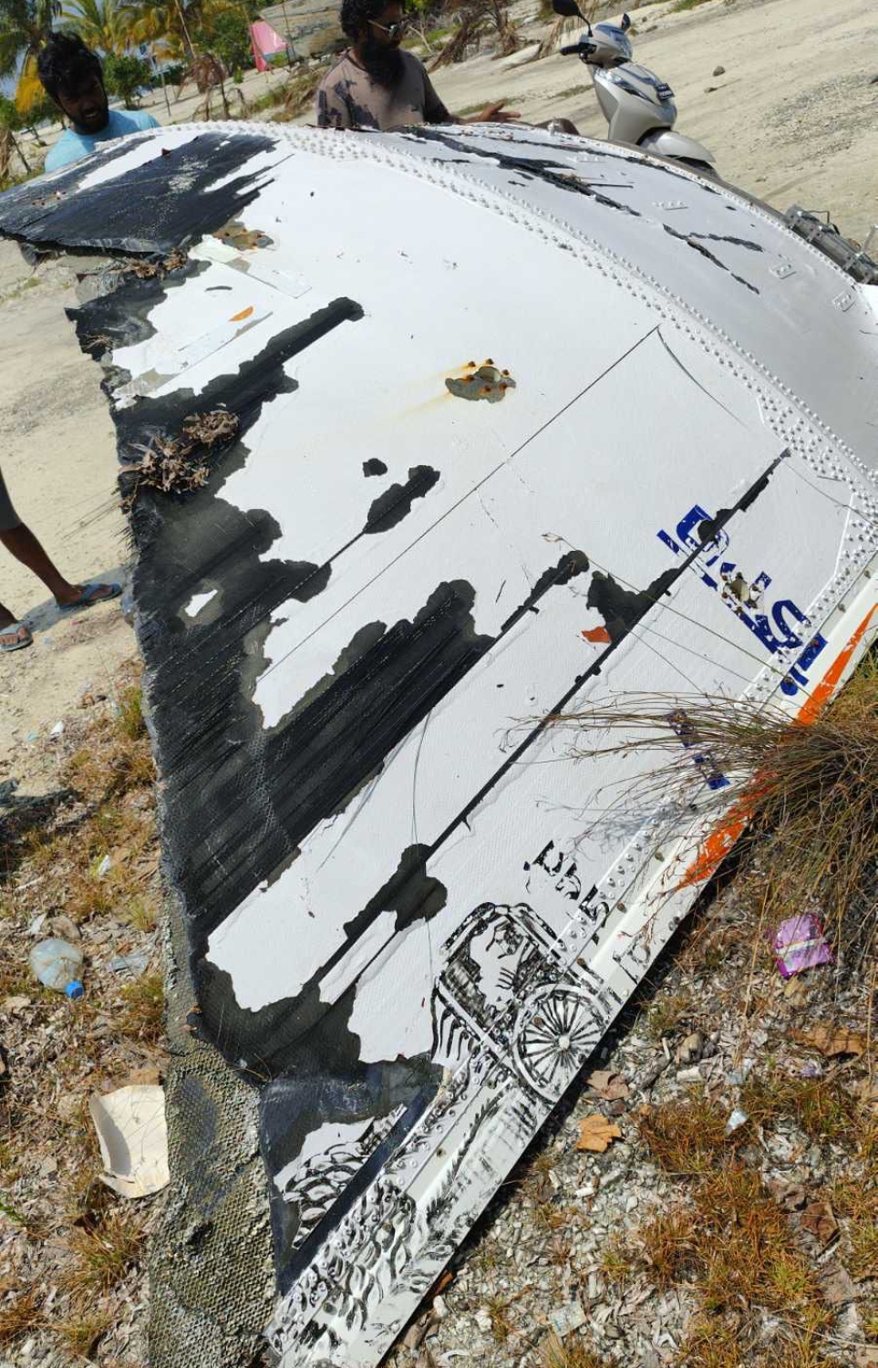 ލ. ކުނަހަންދޫ ކައިރި ފަޅުރަށަކަށް ލެއްގި އިންޑިއާގެ ޖައްވީ އިދާރާ އިސްރޯގެ ރޮކެޓެއްގެ ބައިތަކެއް ކަމަށް ބެލެވޭ އެއްޗެހިތަކެއް.-- ފޮޓޯ: ކުނަހަންދޫ ކައުންސިލް