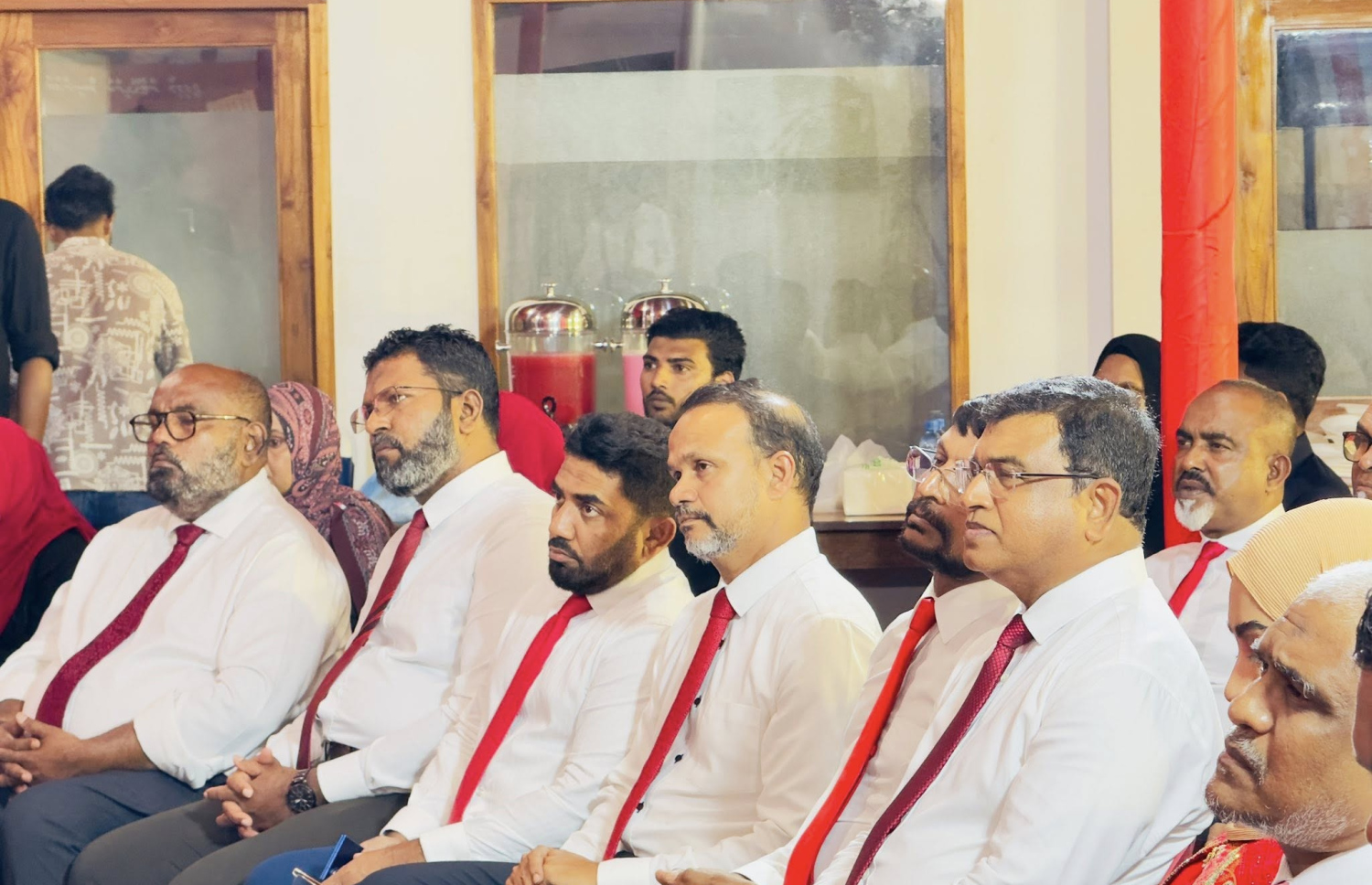 ލޯކަލް އިންތިހާބުގައި އދ. މާމިގިއްޔާއި ފެންފުށީ ކައުންސިލަށް ވާދަކުރައްވާ ކެންޑިޑޭޓުންގެ ކެމްޕެއިން އިފުތިތާހު ކުރަން ރޭ ބޭއްވި ޖަލްސާގައި ބައިވެރިވެވަޑައިގެންނެވި އެ ޕާޓީގެ ބައެއް އިސްވެރިން.--ފޮޓޯ: ޖޭޕީ