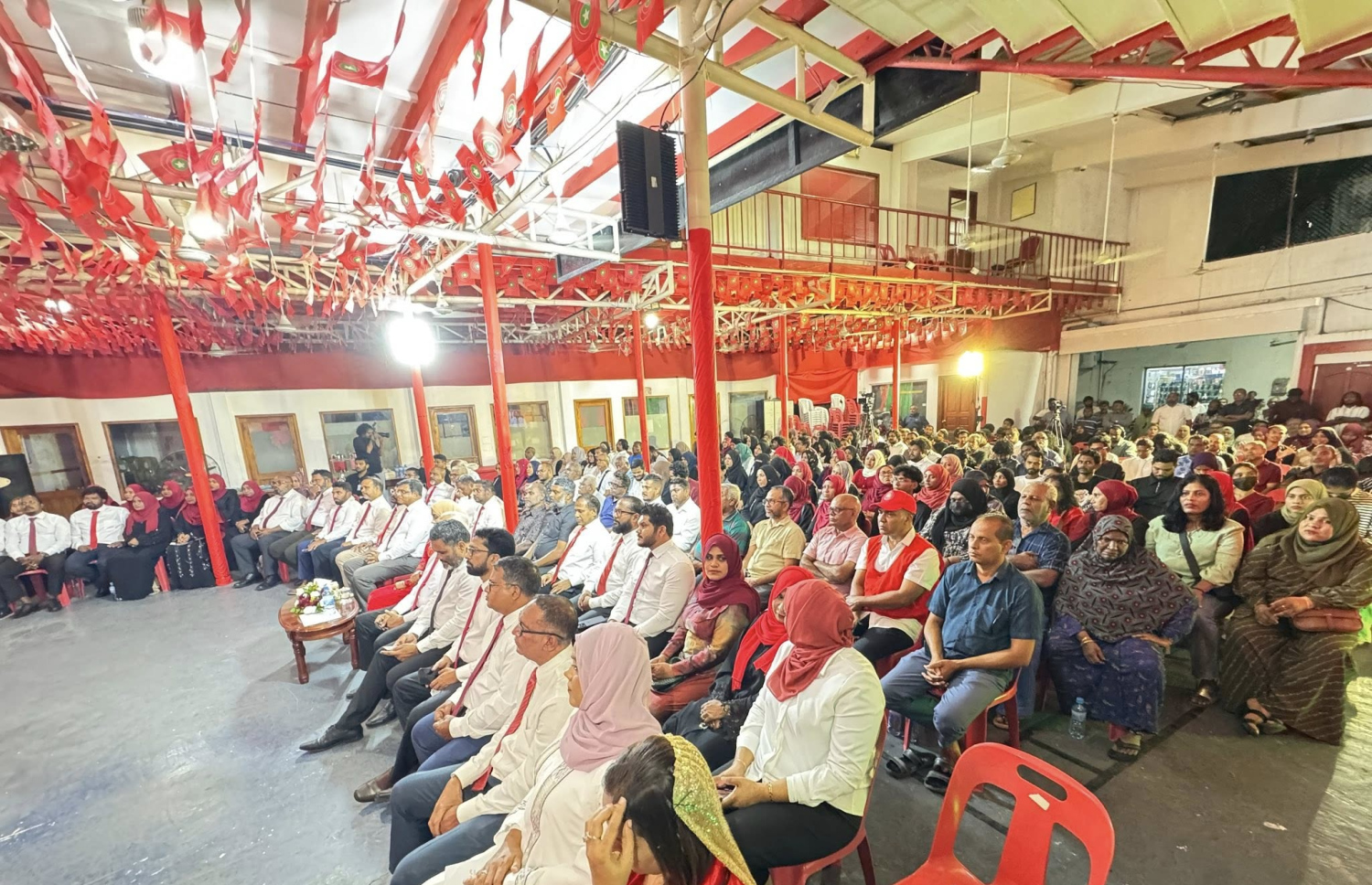 ލޯކަލް އިންތިހާބުގައި އދ. މާމިގިއްޔާއި ފެންފުށީ ކައުންސިލަށް ވާދަކުރައްވާ ކެންޑިޑޭޓުންގެ ކެމްޕެއިން އިފުތިތާހު ކުރަން ރޭ ބޭއްވި ޖަލްސާގައި ބައިވެރިވި އެ ޕާޓީގެ ބައެއް މެމްބަރުން.--ފޮޓޯ: ޖޭޕީ