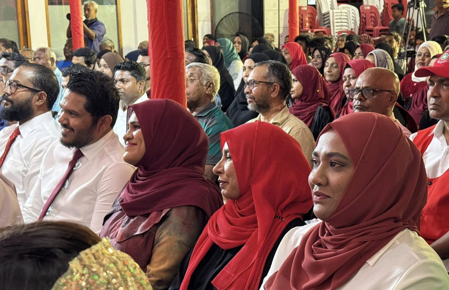 ލޯކަލް އިންތިހާބުގައި އދ. މާމިގިއްޔާއި ފެންފުށީ ކައުންސިލަށް ވާދަކުރައްވާ ކެންޑިޑޭޓުންގެ ކެމްޕެއިން އިފުތިތާހު ކުރަން ރޭ ބޭއްވި ޖަލްސާގައި ބައިވެރިވި އެ ޕާޓީގެ ބައެއް މެމްބަރުން.--ފޮޓޯ: ޖޭޕީ