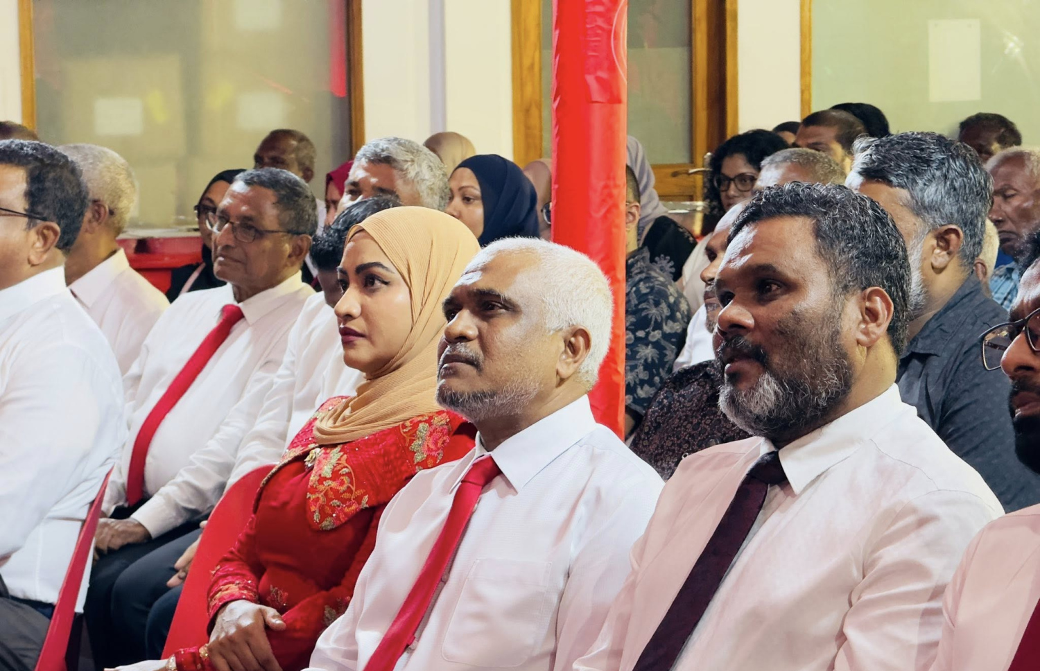 ލޯކަލް އިންތިހާބުގައި އދ. މާމިގިއްޔާއި ފެންފުށީ ކައުންސިލަށް ވާދަކުރައްވާ ކެންޑިޑޭޓުންގެ ކެމްޕެއިން އިފުތިތާހު ކުރަން ރޭ ބޭއްވި ޖަލްސާގައި ބައިވެރިވެވަޑައިގެންނެވި އެ ޕާޓީގެ ބައެއް އިސްވެރިން.--ފޮޓޯ: ޖޭޕީ