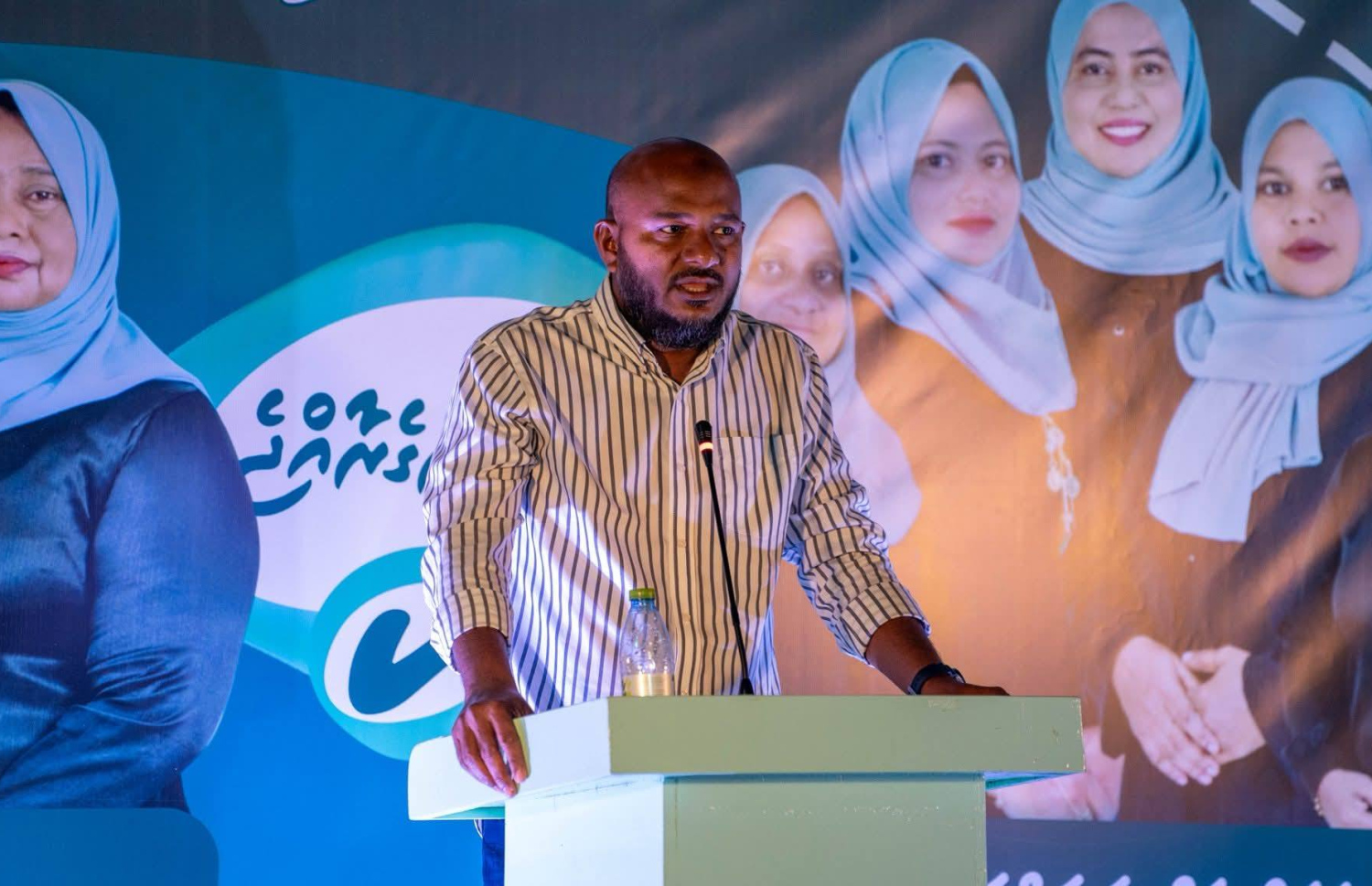 ވިލިނގިލީގައި ރޭ ބޭއްވި ކެމްޕެއިން ޖަލްސާގައި ޝުޖާއު ވާހަކަ ދައްކަވަނީ.