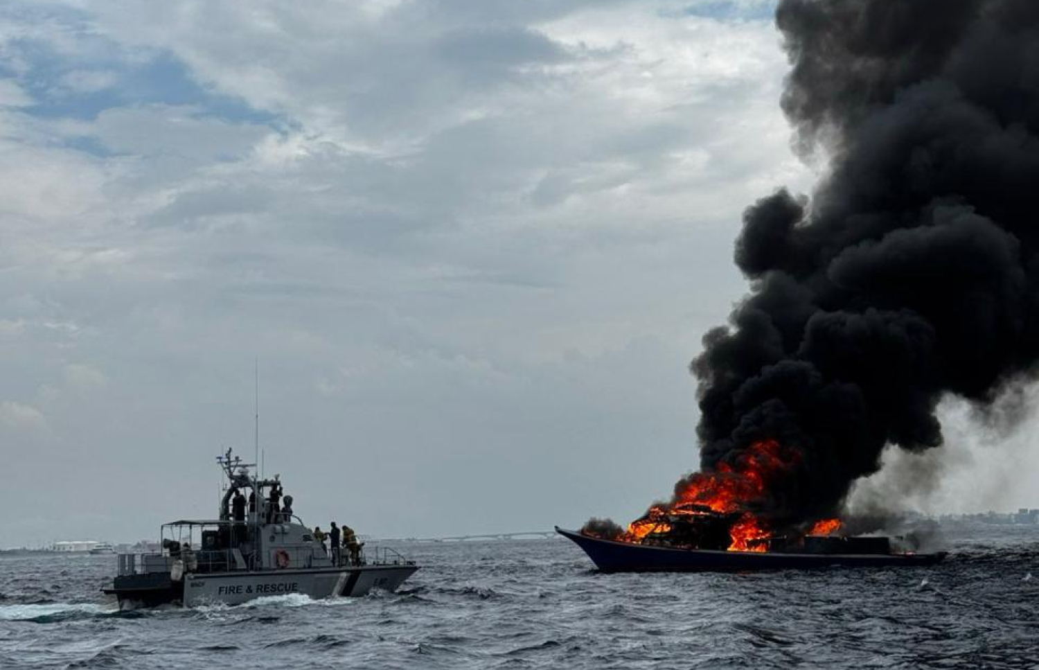 ކުރުނބާ މޯލްޑިވްސް ބޭރުގައި އޮތް ދޯނީގައި ރޯވެފައި އޮތް އިރު ކޯސްޓް ގާޑް އުޅަނދެއް ދޯނި ކައިރީގައި. -- ފޮޓޯ: އެމްއެންޑީއެފް