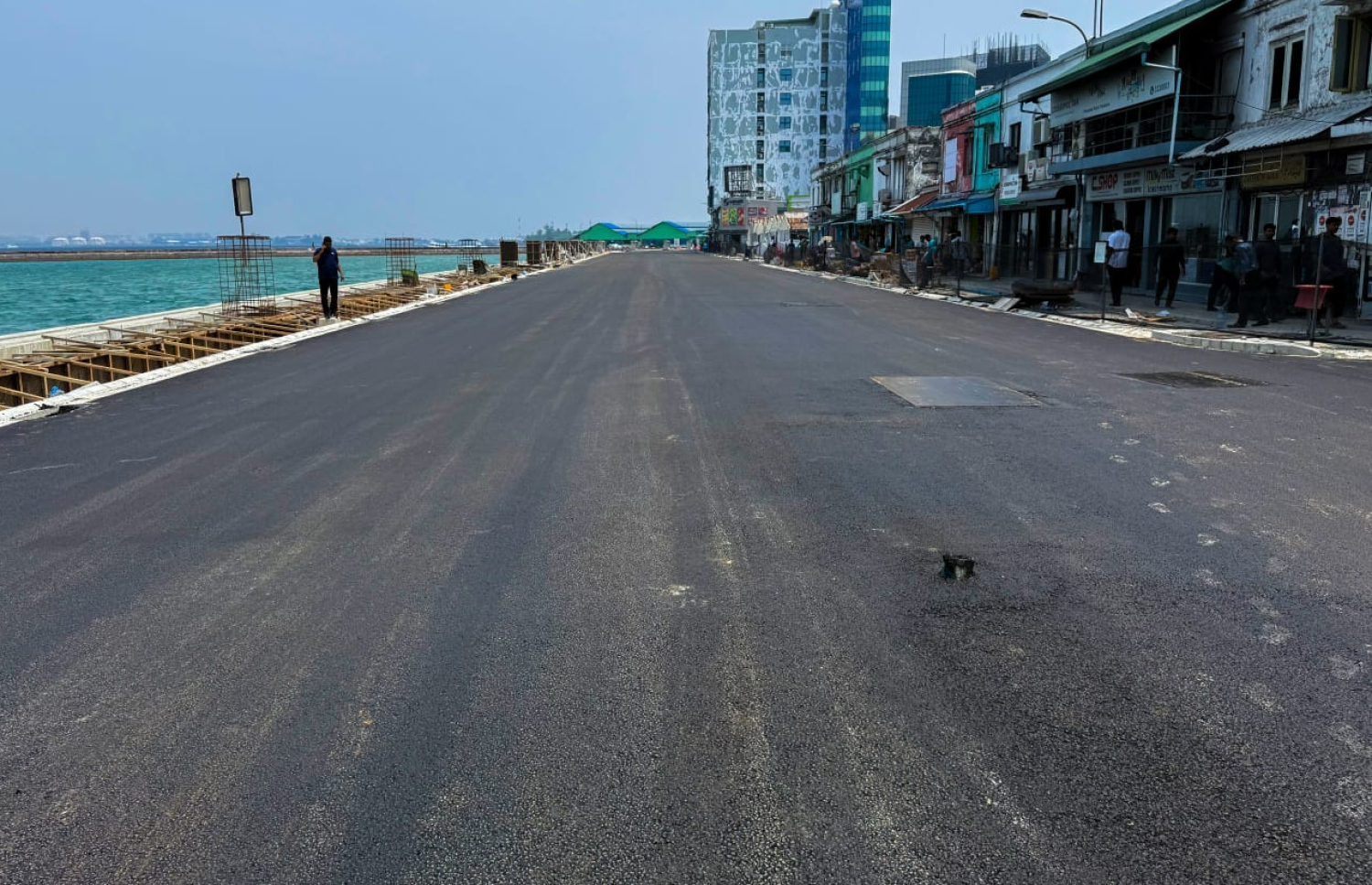 ބާޒާރުމަތީ މަގުގައި ތާރު އަޅައި މަގު ފުޅާކޮށްފައި: މިރެއިން ފެށިގެން މަގު ބޭނުންކުރަން ފެށުމުން އެ ސަރަހައްދު ބޭނުންކުރާ މީހުންނަށް ލުއި ލިބިގެންދާނެ. -- ފޮޓޯ: އެމްޓީސީސީ