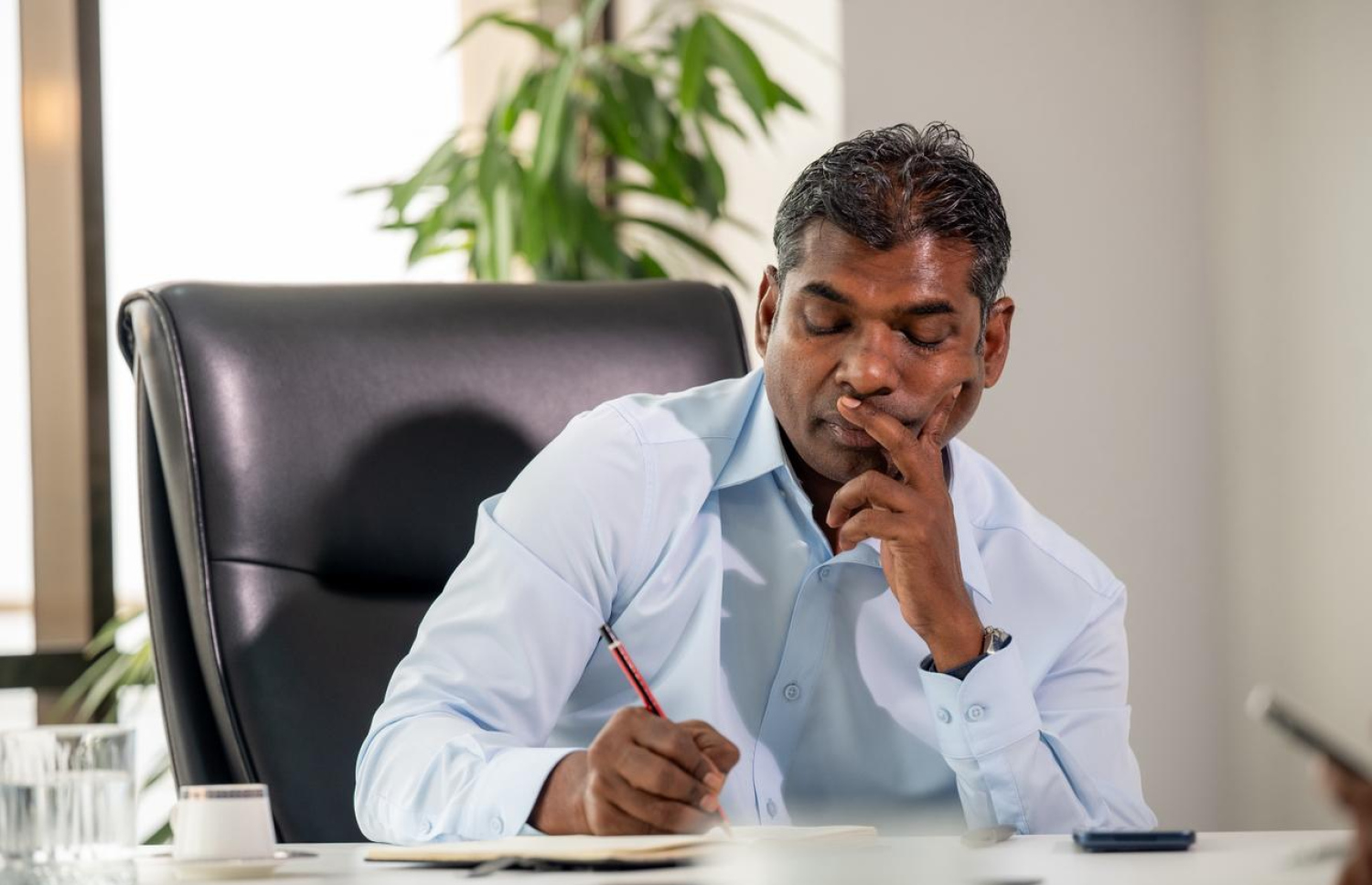 އެސްޓީއޯ އެމްޑީ ޝިމާދު މިއަދު "މިހާރު" ގެ ނޫސްވެރިންނާއެކު،---ފޮޓޯ: ނިޝާން އަލީ| މިހާރު