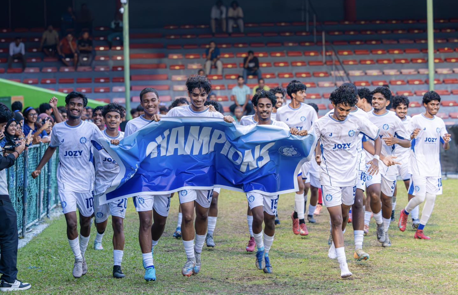 ސީޢެޗްއެސްއީ މާލޭ ޓީމުގެ ކުޅުންތެރިން ޗެމްޕިއަންކަން ޔަގީން ކުރުމަށްފަހު އުފާފާޅުކުރަނީ.-- ފޮޓޯ: އެފްއޭއެމް